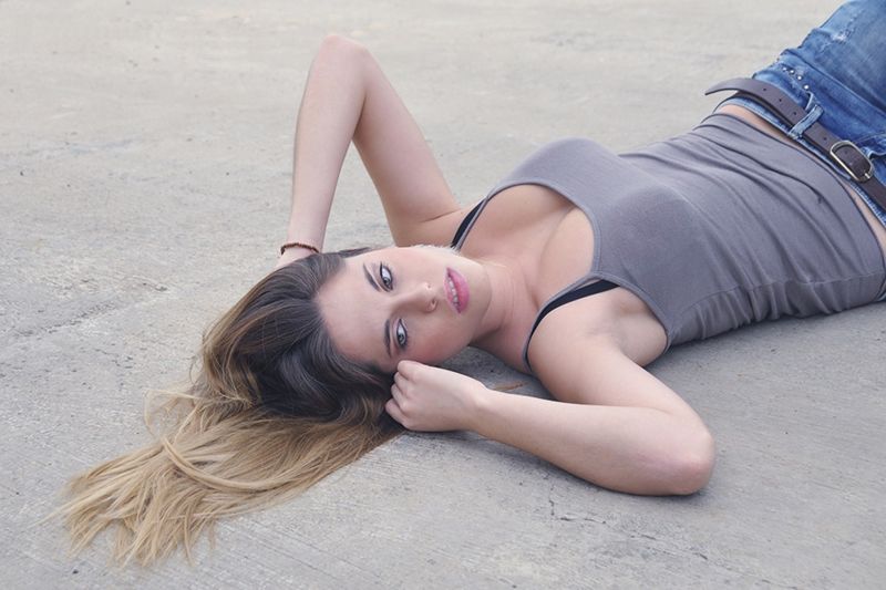 model, oči, dlouhé vlasy, bruneta, sedící, fotografování model, oči, dlouhé vlasy, bruneta, sedící, fotografování