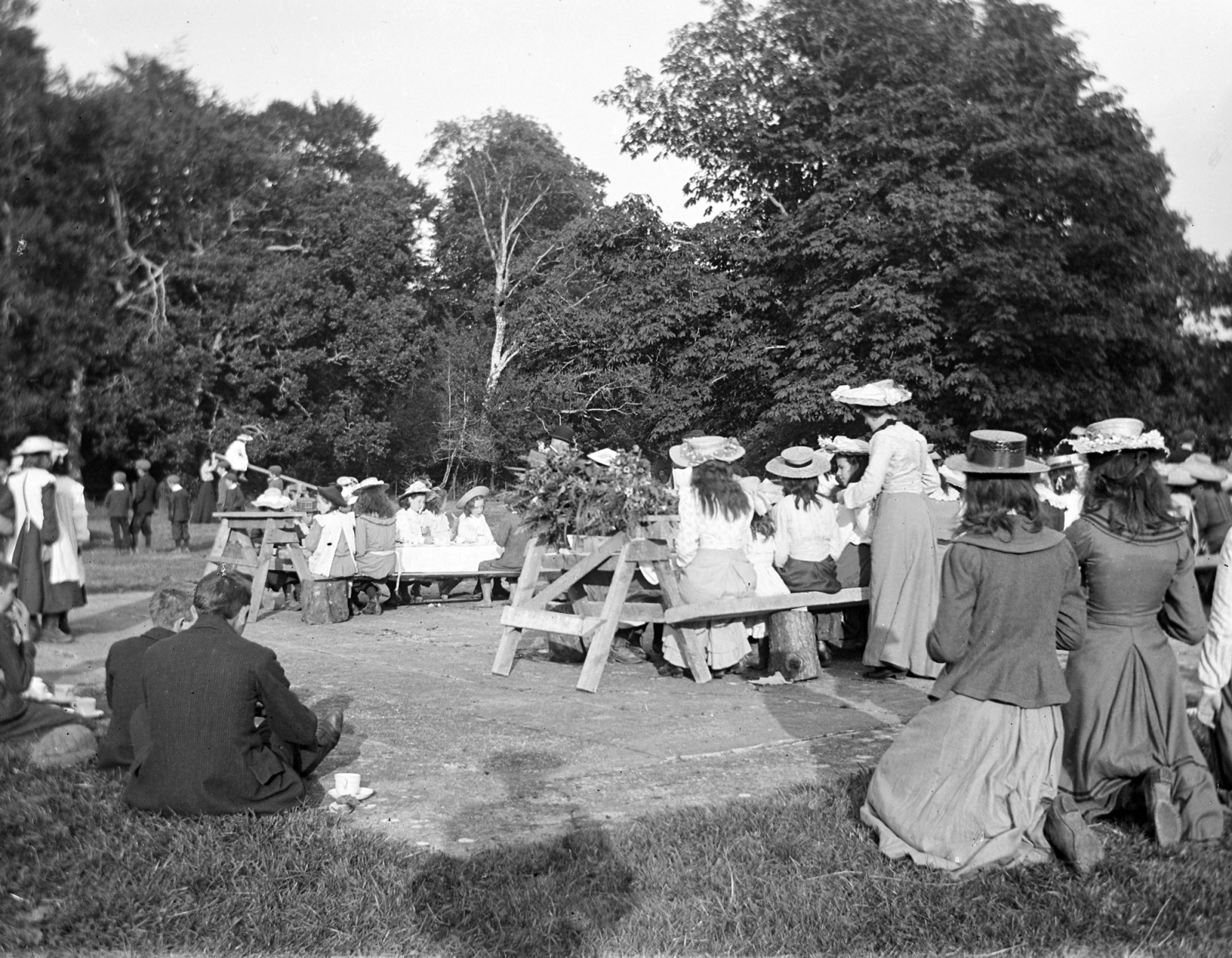 วัด, คน, ขาวดำ, เงา, คุกเข่า, ประวัติศาสตร์, ช่อดอกไม้, รูปถ่าย, ดำและขาว, ถ่ายภาพขาวดำ, กระดานหก, หอสมุดแห่งชาติ, childrensparty, dillonfamily, lukegeralddillon, somebeginningwithp, augustacarolinedillon, baronessclonbrock, theclonbrockphotographiccollection, baronclonbrock, fannymason