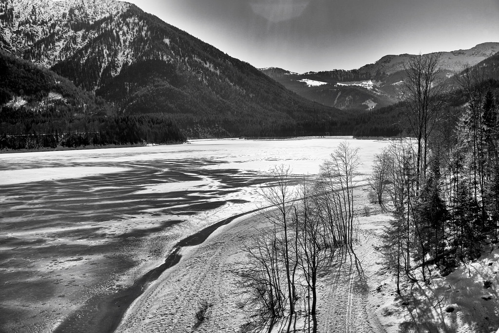 krajina, les, černobílý, jezero, Příroda, odraz, sníh, zima, fotografování, ráno, Německo, divočina, Leica, Bavaria, strom, hora, počasí, sezóna, tělesné, deutschland, SW, Wald, leicam, typ240, Schnee, bayern, oberbayern, Sylvensteisee, Schatten, silverefexpro2, eis, venkov, místo výskytu, atmosférický jev, Černý a bílý, monochromatické fotografování, dřevina, horských reliéf, pohoří, únor, captureone10, leicasummilux35mmf14asphii, Isar