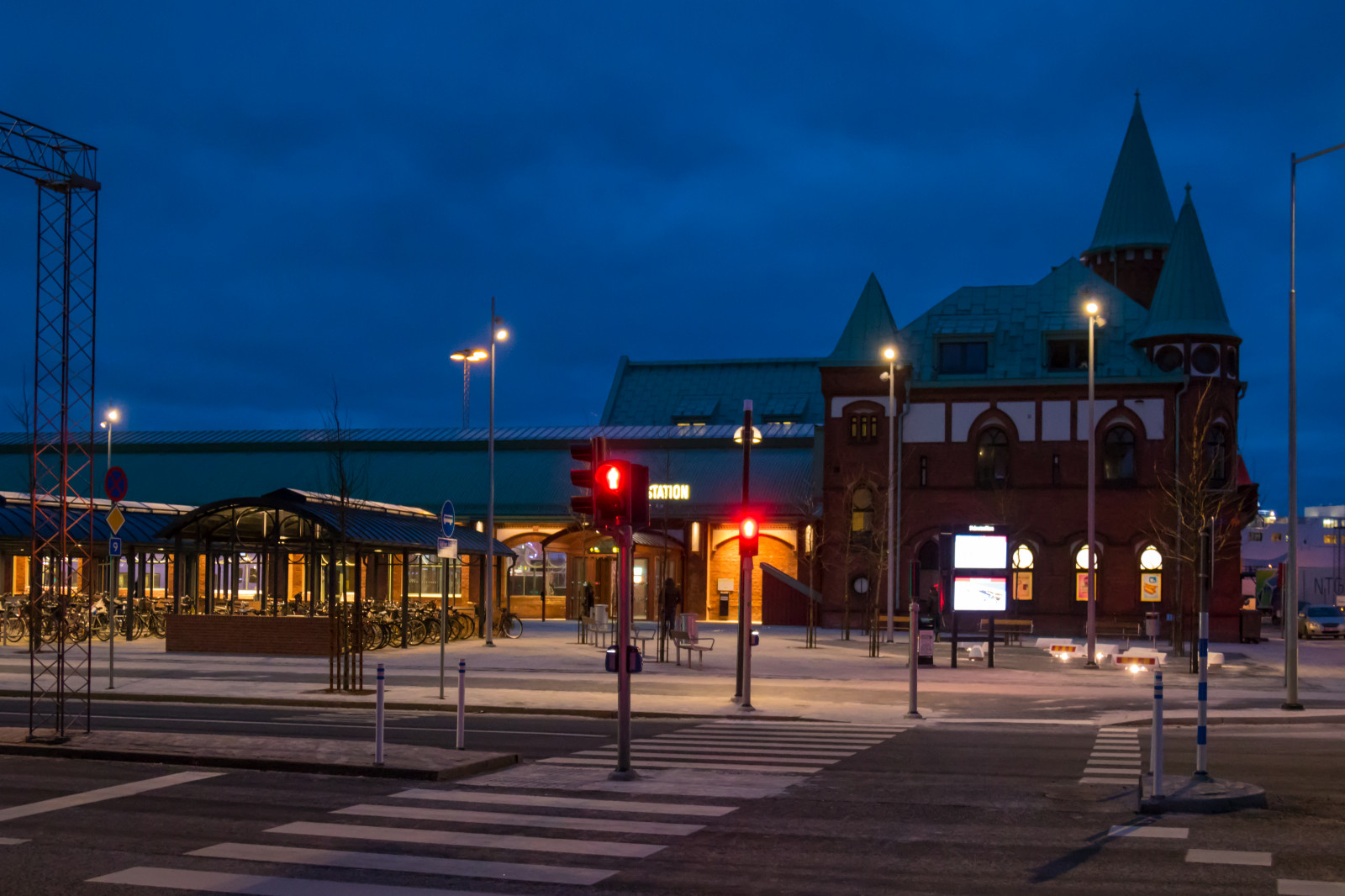 město, panoráma města, noc, architektura, budova, večer, město, soumrak, náměstí, chodník, centrum, bluehour, osvětlení, architektura, byggnad, centrální stanice, vlakové nádraží, dřevěný, Trelleborg, bl timmen, Centralstationen, trelleborgc, mezník, lidské osídlení