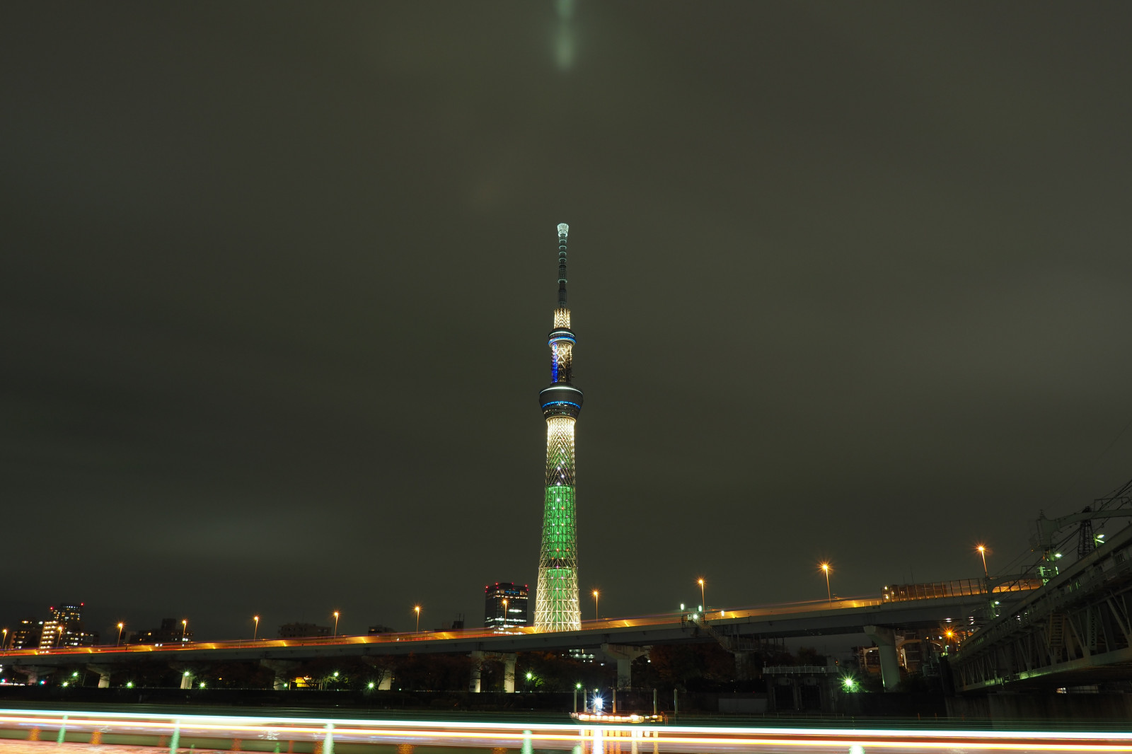 Japonsko, pouliční osvětlení, město, panoráma města, noc, architektura, odraz, panoráma, mrakodrap, večer, věž, soumrak, Pero, Tokio, Olympus, jp, Skytree, světlo, mrak, zakalený, osvětlené, osvětlení, osvětlení, CC, tma, mezník, Tokyo Sky Tree, 12mmf20, mzuiko, penf, ZUIKO, mzuikodigitaled12mmf20, champagnetree, CreativeCommons, Atmosféra Země