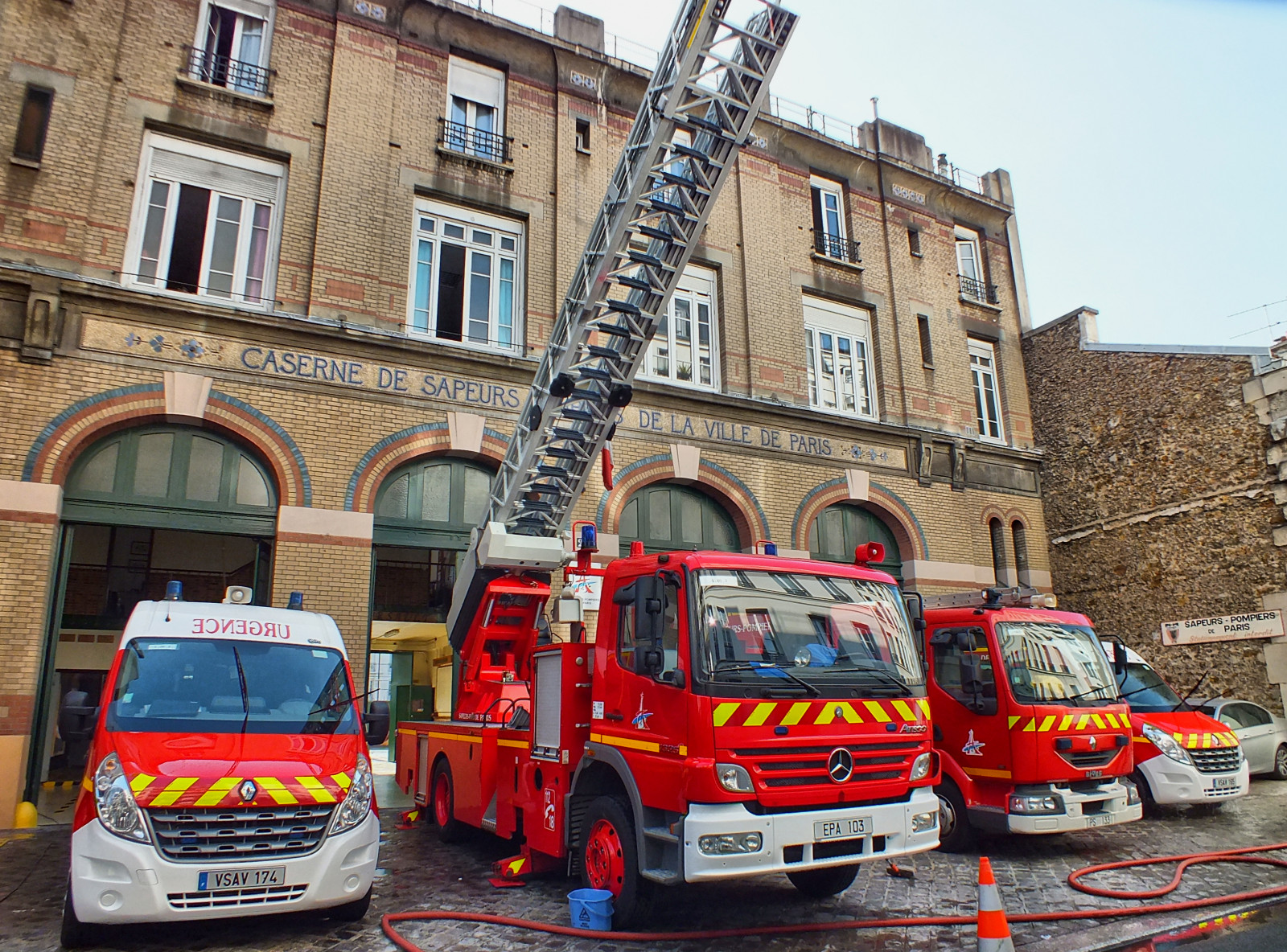 motor køretøj, bil, køretøj, transportere, Brandvæsen, hovedstadsområde, transportform, brand apparat, redningstjeneste, bygning, udrykningskøretøj, kvarter, gade, by, brandmand, nødsituation, fire station, sport utility køretøj, hus, bane, minivan, kompakt bil, facade, Van