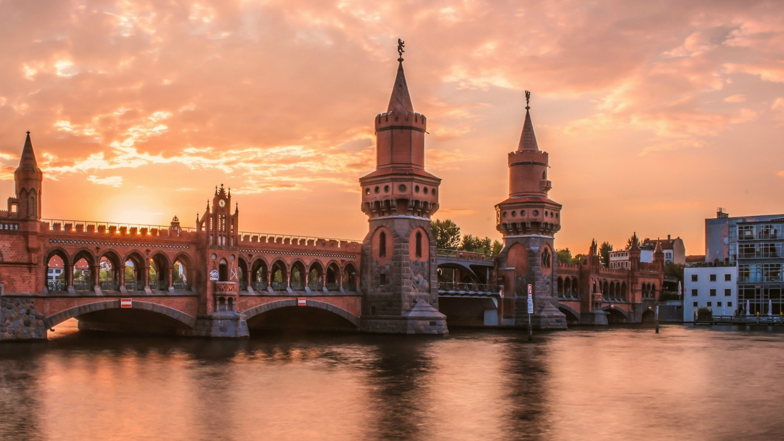 západ slunce, město, panoráma města, noc, architektura, voda, odraz, cihly, mraky, svítání, panoráma, večer, ráno, Německo, věž, most, řeka, oblouk, stará budova, soumrak, katedrála, Berlín, Oberbaumbr CKE, mezník, 1920x1080 px, vodní, lidské osídlení