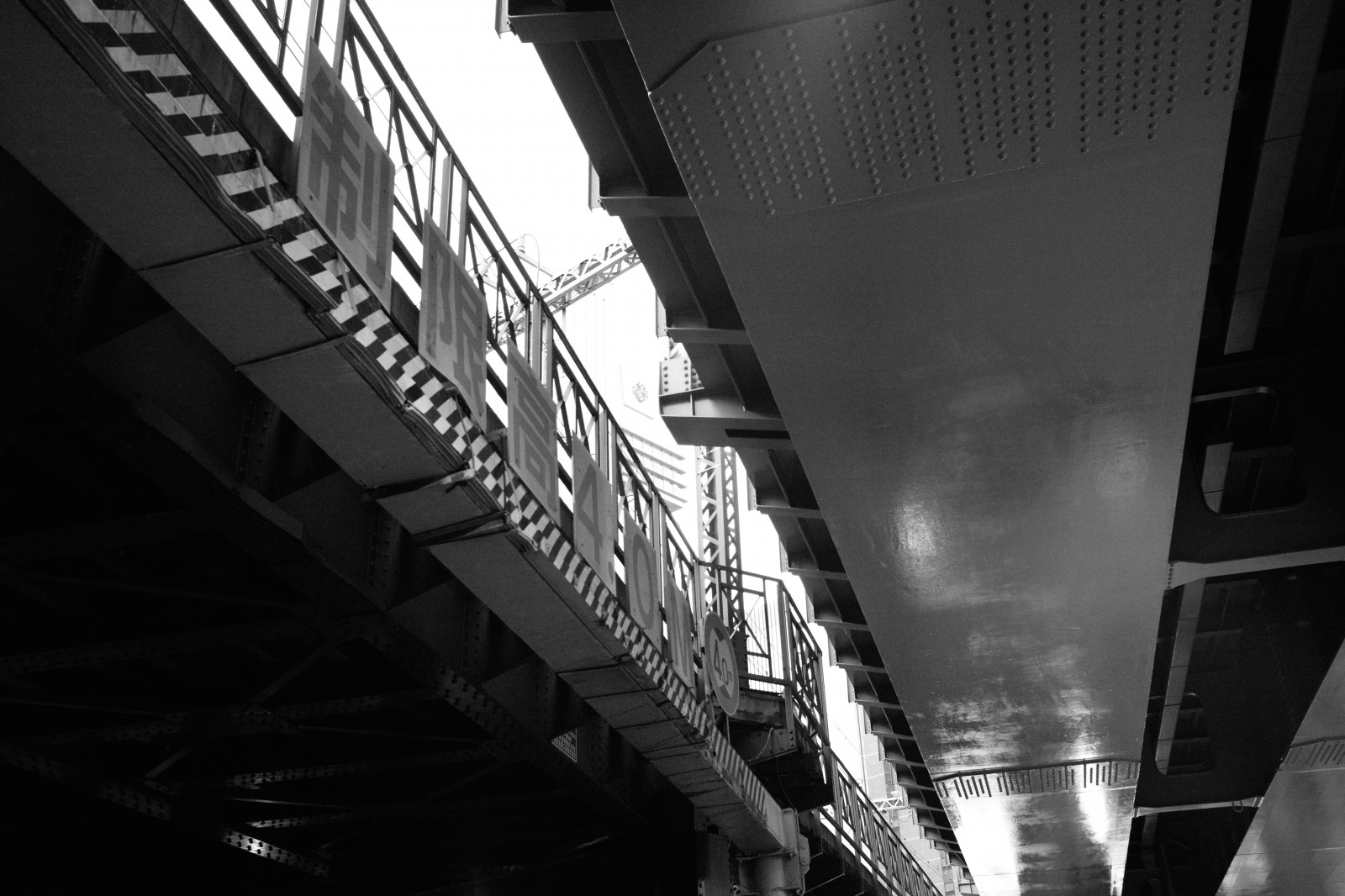 hvid, sort, monokrom, nat, afspejling, symmetri, skyskraber, Leica, Tokyo, M, lys, bw, belysning, form, linje, mørke, Summicron, Shimbashi, summicron1235mm, type240, sort og hvid, monokrom fotografering, film noir, spejlreflekskamera