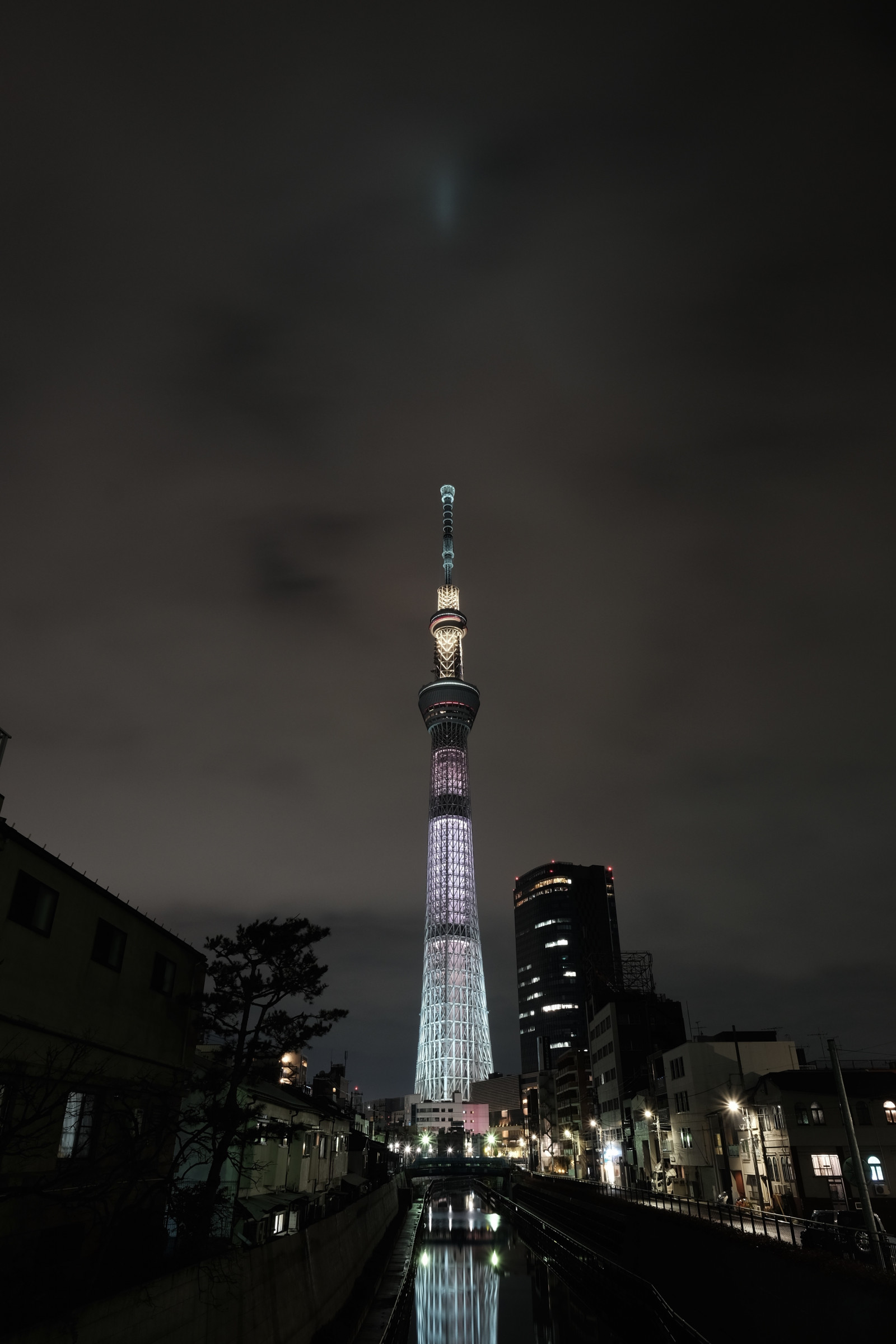 città, paesaggio urbano, notte, architettura, riflessione, orizzonte, grattacielo, sera, Torre, crepuscolo, metropoli, Tokyo, Fujifilm, Skytree, leggero, nube, nuvoloso, oscurità, Fujinon, punto di riferimento, Tokyo Sky Tree, classicchrome, X, whitechocolat, xt1, xf14mmf28r, xf14mm, atmosfera della terra, insediamento umano