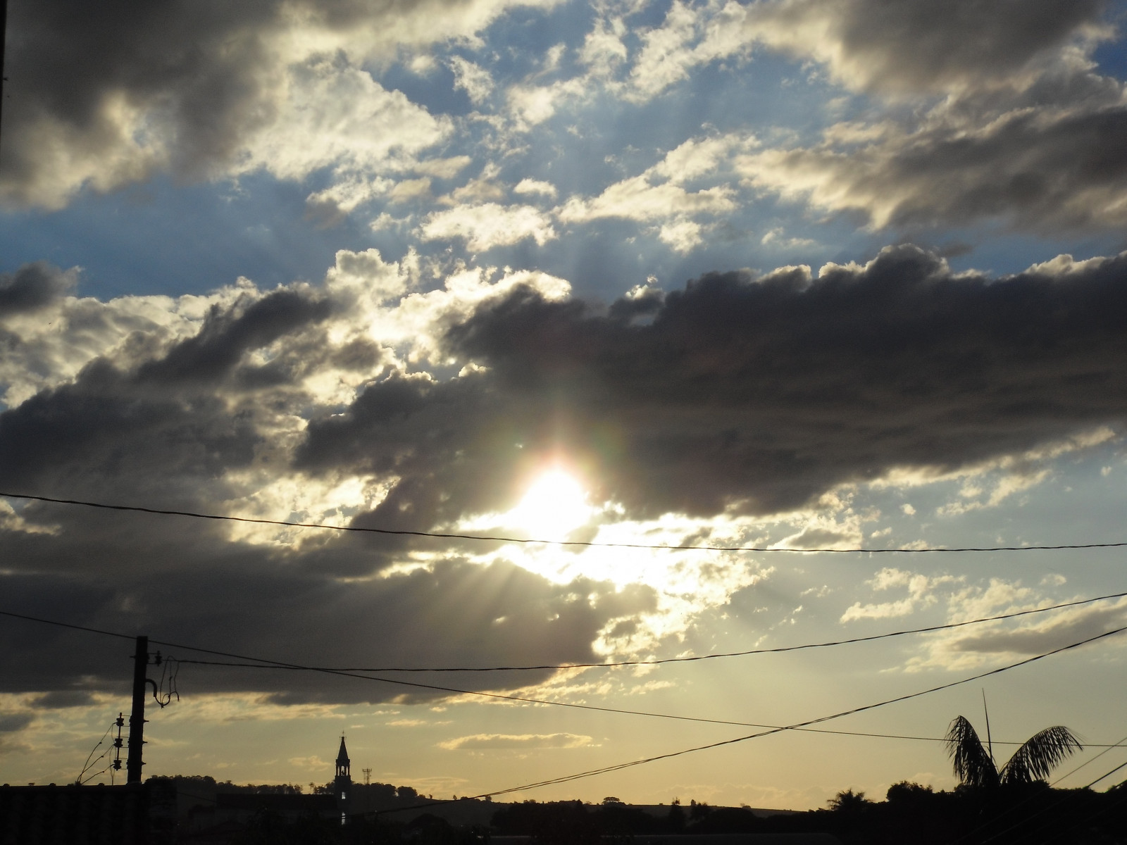 slunečnímu záření, západ slunce, nebe, mraky, svítání, večer, ráno, slunce, atmosféra, soumrak, utility pól, dráty, elektrické vedení, mrak, svítání, odlesk, červená obloha v dopoledních hodinách, meteorologický jev, kupa