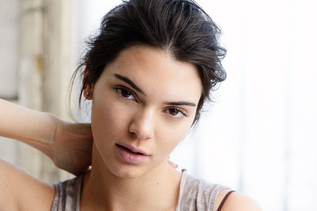 Kendall Jenner, donne, modello, viso, brunetta, capelli scuri, in casa, donne al chiuso