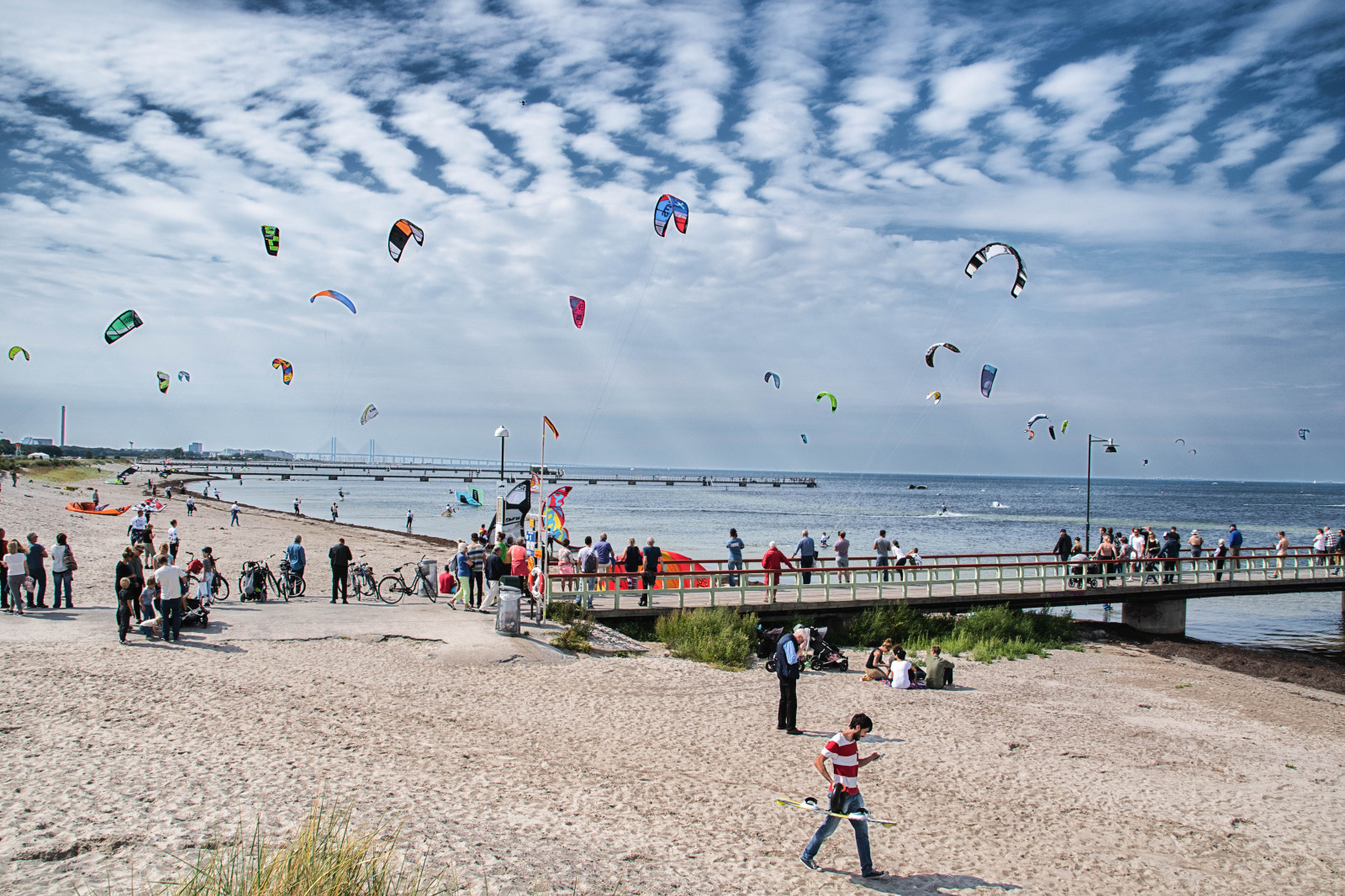 sportovní, moře, voda, pobřeží, písek, mraky, pláž, pobřeží, most, vítr, letní, Švédsko, Hračka, chodník, papírový drak, Sverige, kitesurfing, venkovní, oceán, sk nel n, se, nebe, resund, pramen, Brygga, vatten, Malmo, závod, dřevěný, ribbanribersborg, kiteboardcompetition, kiteboard, drakflygning, kitesurf, t vling, kitesurft vling, Kallis, kallbadhuset, Atmosféra Země, tělo z vody, extrémní sport, Windsports, kite sporty