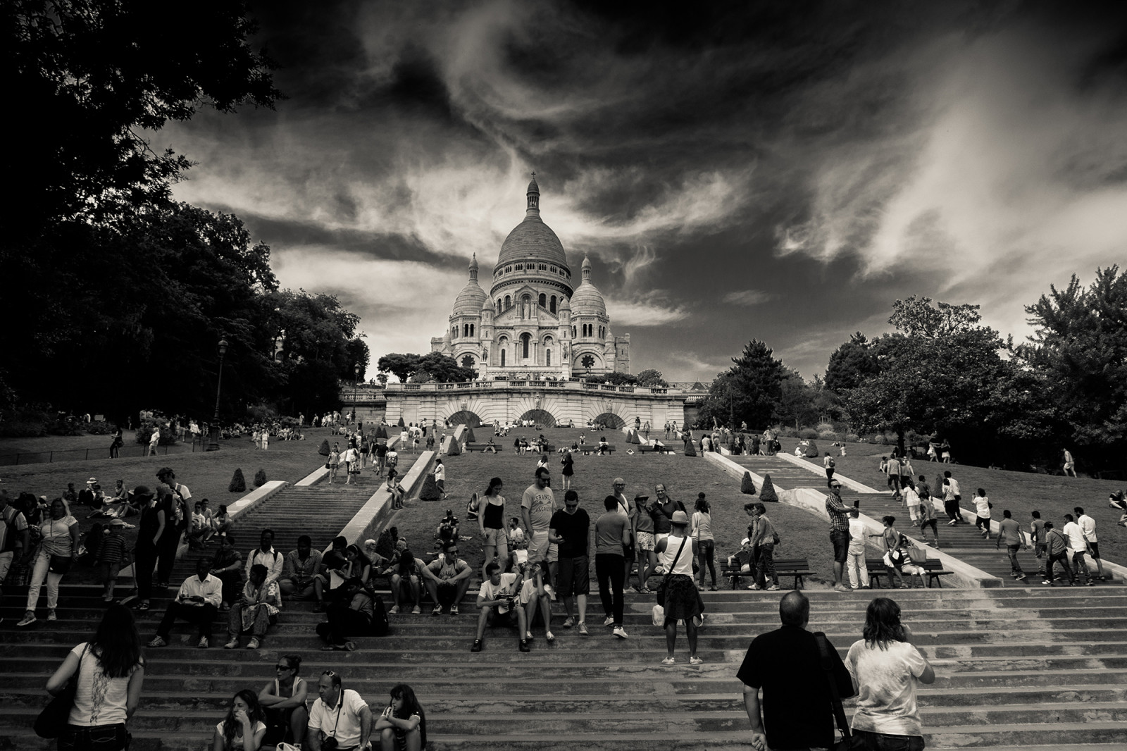 landskab, monokrom, by, gade, nat, arkitektur, himmel, fotografering, Turisme, aften, historie, Paris, Rådhusplads, metropol, sort og hvid, Sky, træ, plante, bw, mørke, streetphotography, milepæl, noiretblanc, byområde, turistattraktion, sort og hvid, monokrom fotografering, meteorologisk fænomen, photographiecontemporaine, artgalleryandmuseums, photographiederue, sacrecoeur, stock photography