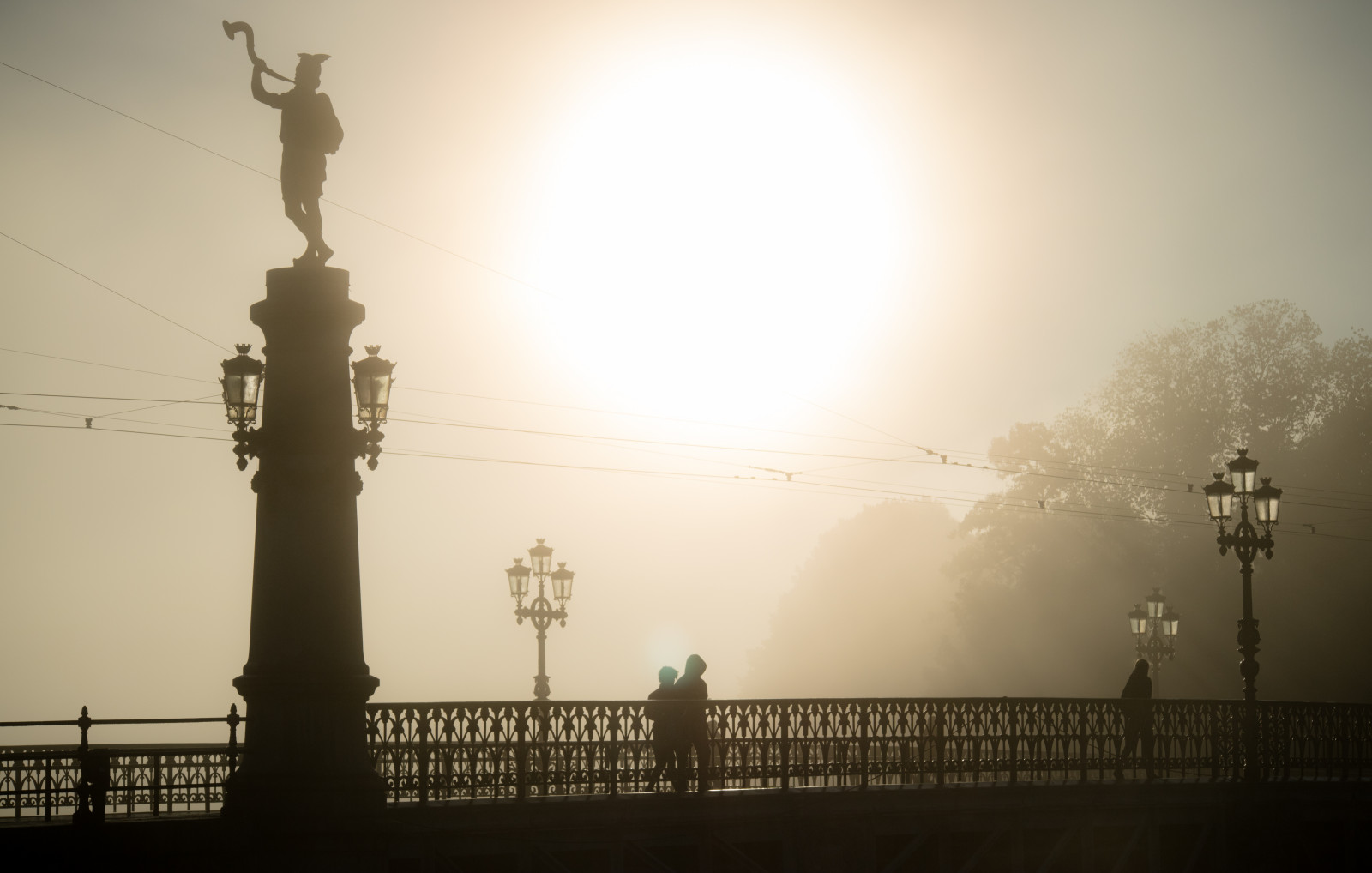 แสงแดด, พระอาทิตย์ตก, ท้องฟ้า, ภาพเงา, พระอาทิตย์ขึ้น, เงียบสงบ, ตอนเย็น, เช้า, หมอก, สะพาน, ดวงอาทิตย์, รูปปั้น, บรรยากาศ, Stockholm, สวีเดน, หมอกควัน, อนุสาวรีย์, Sverige, Bro, ต้นไม้, ฤดูใบไม้ร่วง, หมอก, รุ่งอรุณ, กลางแจ้ง, se, dimma, โฮสต์, Stockholmsl n, canonefm55200mmf4563isstm, canoneosm3, Djurgarden, djurg rdsbron, stock photography