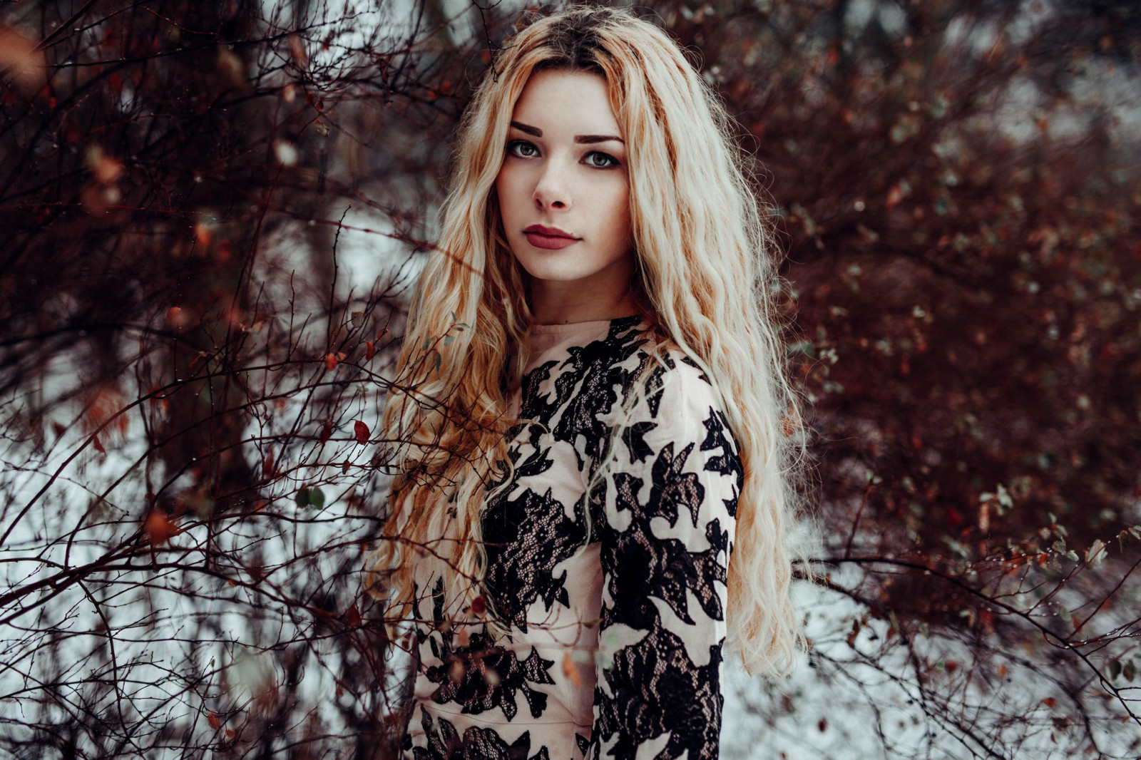 ženy venku, ženy, model, portrét, blondýnka, dlouhé vlasy, při pohledu na diváka, zima, fotografování, šaty, červená rtěnka, móda, vlasy, jaro, podzim, dívka, krása, sezóna, dáma, blond, účes, portrétní fotografie, focení, hnědé vlasy