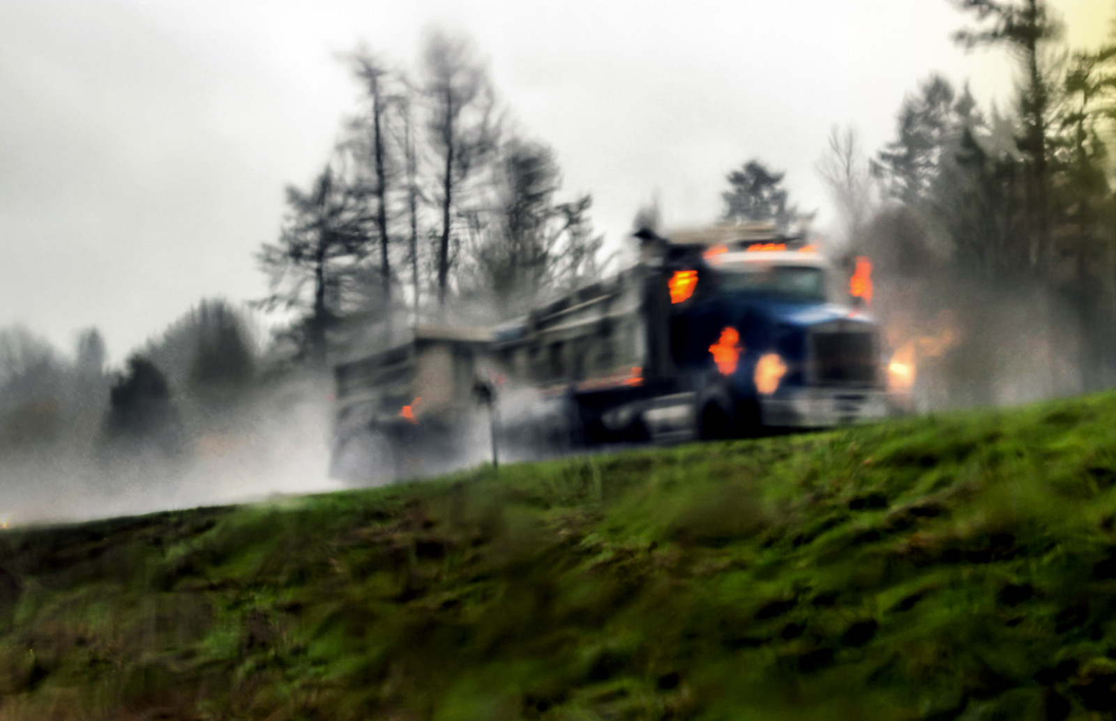 alberi, erba, veicolo, pioggia, strada, fuoco, autostrada, trasporto, asfalto, locomotiva, Camion, tempo metereologico, velocità, fretta, inclemente, fenomeno atmosferico