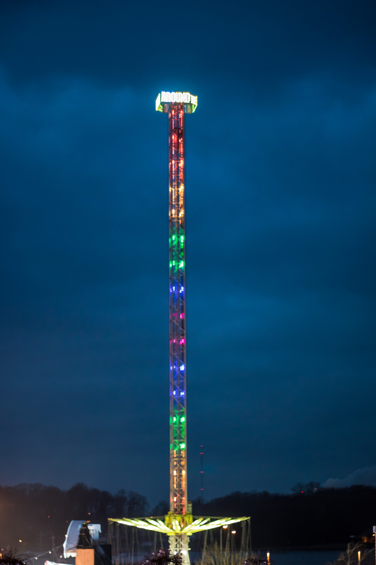 pouliční osvětlení, noc, mrakodrap, večer, Německo, věž, Vánoce, soumrak, světlo, Vánoce, osvětlení, vánoční trh, července, Německo, deutschland, Rostock, julmarknad, exif modelu canoneos760d, geocountry, Kamera aby kánon, geocity, Model fotoaparátu canoneos760d, geostate, geolocation, exif aby kánon, exif focallength 50mm, exif isospeed 1000, EXIF ef50mmf18stm čočka, EXIF otvor 20, weinachtsmarkt, mezník, Atmosféra Země