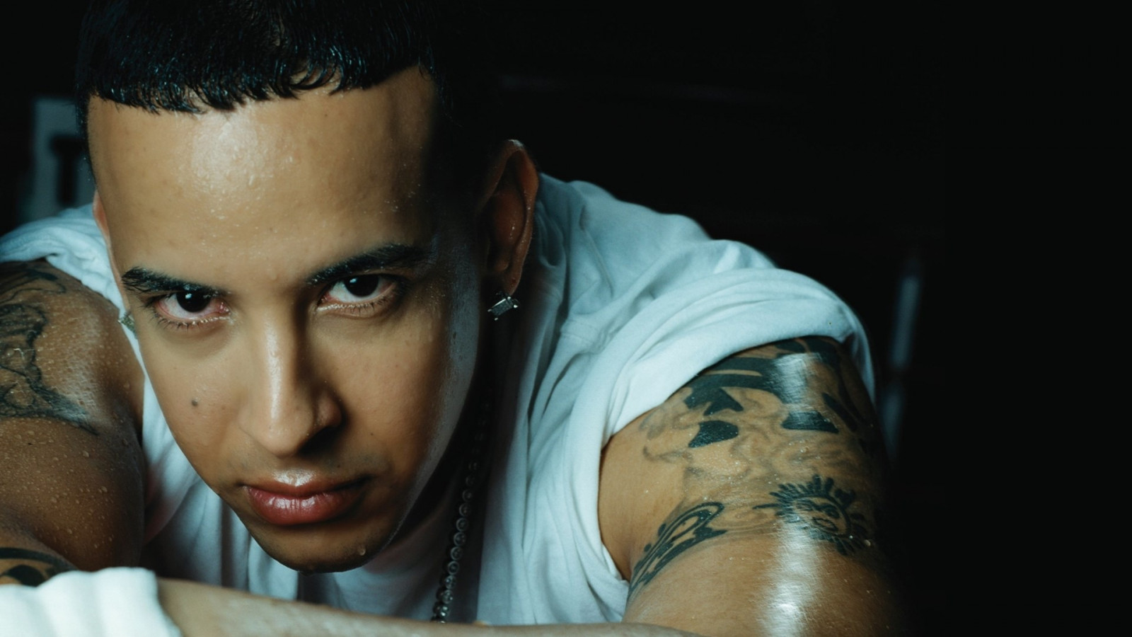 tričko, voda, tetování, černé vlasy, oko, dívej se, člověk, sval, paže, Taťka yankee