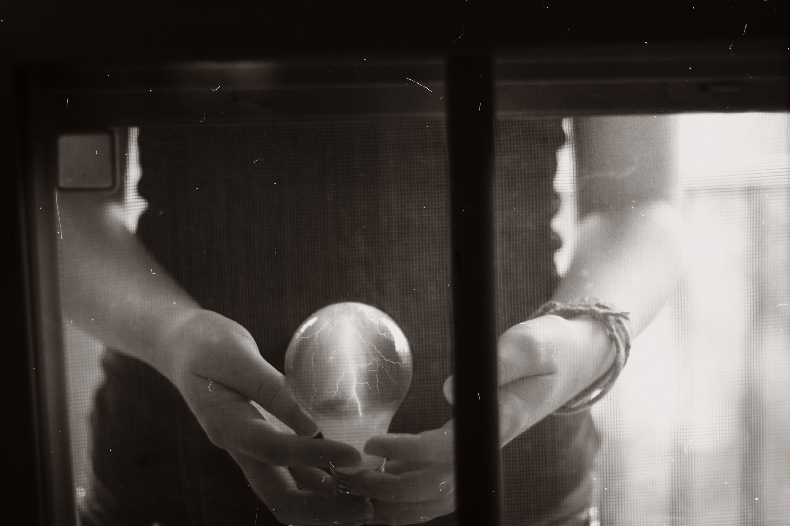 Černý a bílý, tělesné, textura, okno, žárovka, sépie, Photoshop, Kánon, rebel, 50mm, ruce, mj, škrábance, Blesk, manuál, xs, f18, Maryjo
