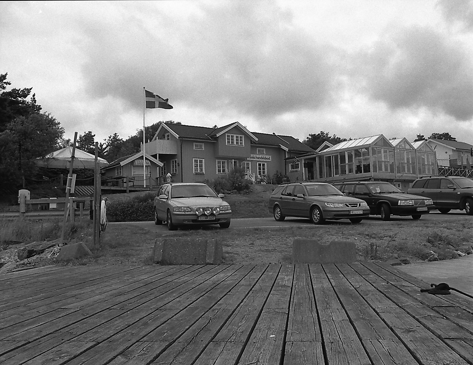 krajina, černobílý, ulice, architektura, auto, budova, nebe, vozidlo, silnice, fotografování, Dům, Fotoaparát, město, letní, Švédsko, saab, Volvo, doprava, asfalt, Europa, Sverige, Černý a bílý, mrak, strom, Landschaft, venkovní, tělesné, nebe, analogový, svartvitt, bil, nebe, analog, auto, SW, kamera, architektur, mraky, krajiny, předměstí, letní, fasáda, schwarzweis, pruh, 120, lato, Černý a bílý, monochromatické fotografování, obytný prostor, rodinný vůz, kompaktní vůz, 645, Schweden, povrch vozovky, ROLLEI, mediumformat, ROLLFILM, schwarzweisfotografie, mittelformat, moerschecodeveloper, czarnobiale, ETRS, ecodeveloper, 6x45, Moerschu, Rolleirpx400, Byt n