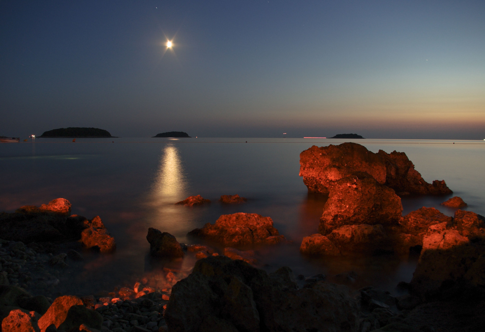 mørk, solnedgang, hav, nat, klippe, natur, kyst, rød, afspejling, himmel, solopgang, Måne, blå, aften, morgen, kyst, horisont, klipper, ferie, skumring, PENTAX, lys, Sky, daggry, udforske, ocean, bølge, Forside, iwano, K200D, atmosfærisk fænomen, geologisk fænomen