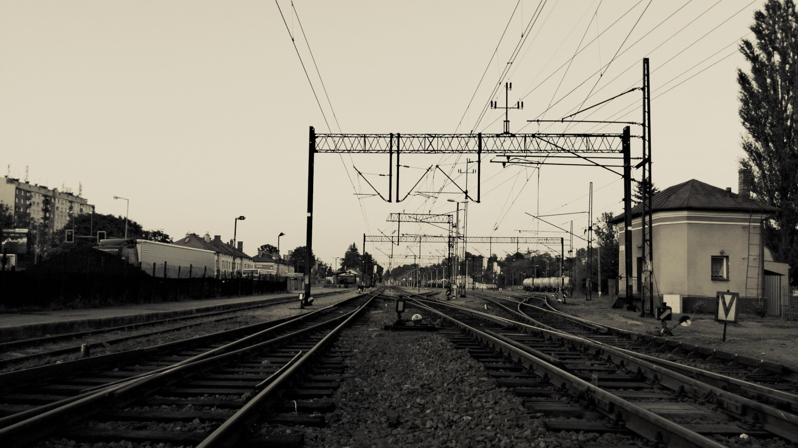 Landschaft, einfarbig, Stadt, städtisch, Gebäude, Fahrzeug, Zug, Eisenbahn, Bahnhof, Transport, Lokomotive, Elektrizität, Linie, Spur, Schwarz und weiß, Monochrome fotografie, Schienenverkehr, Fahrzeuge