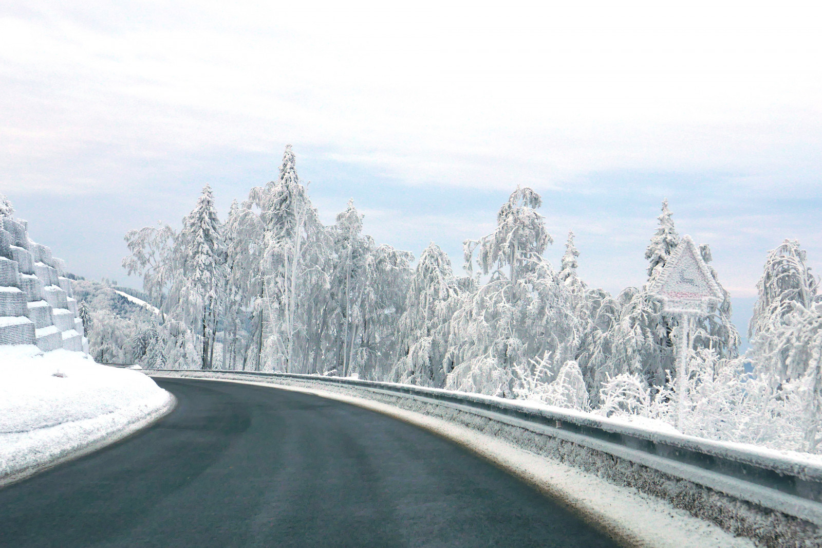 Winter, Zima, Moutains, Hory, Jeseniky, Ervenohorsk sedlo, Bergpass, Roterbergsattel, Tschechien, Czechy, tschechisch, Tag, Hrub Jesen k, Dzie, bewölkt, Pochmurno, Snieg, Schnee, Szad, Namraza, Raureif, Dmclx100, Panasonic, Lumix, Mikro, Vierten vierten, 43, draussen, Lanadscape, Krajobraz, Straße, Droga, Cesta, Schild, Znak, Znacka, Drzewa, Bäume, 3840x2560, Blutig