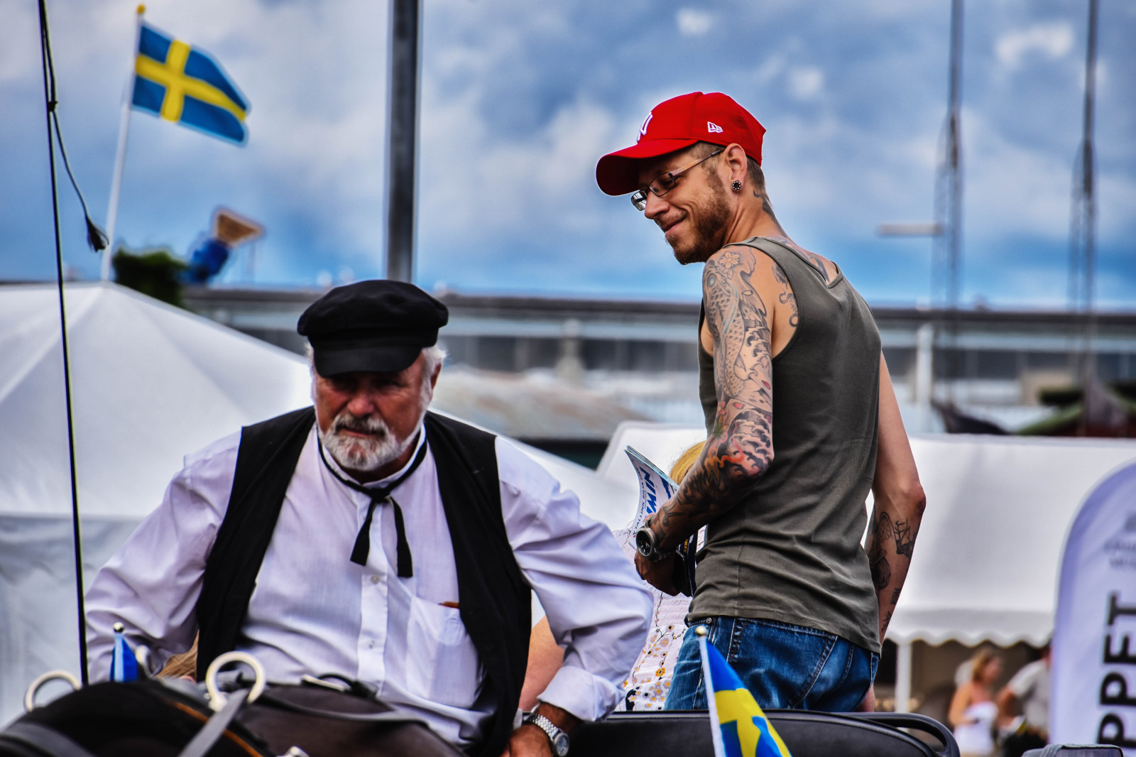 muži, lidé, voda, nebe, mraky, hudba, vlajka, hudebník, letní, Švédsko, Osoba, Sverige, Marina, venkovní, festival, muž, odrazy, lodě, přístav, sk nel n, se, spegling, nebe, resund, Malmo, m nniskor, Limhamn, hamnfestivalenlimhamn, sm b tshamn, tatuering, tetování, swedishflag, mladý muž, starý muž, dav