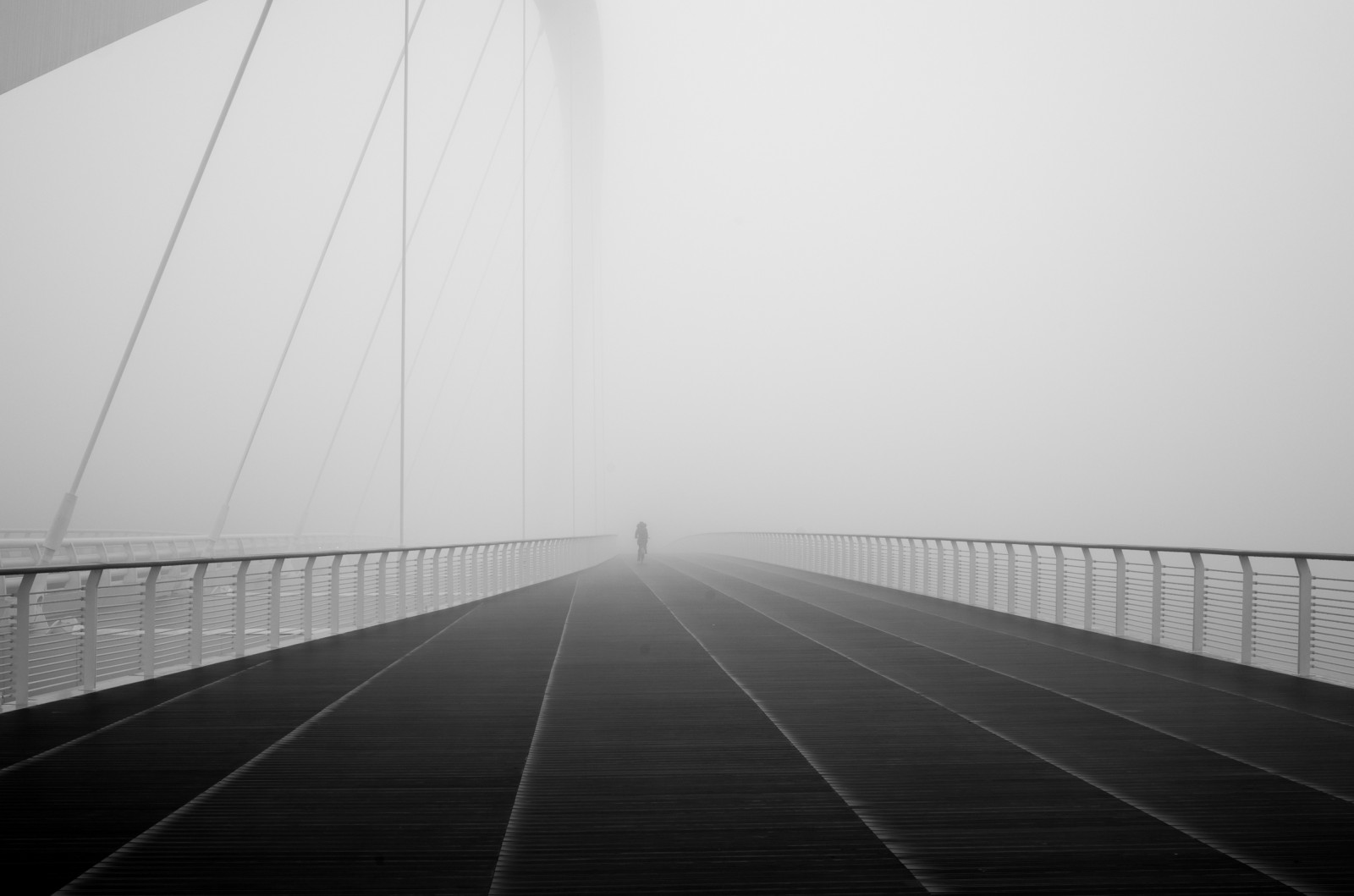 slunečnímu záření, bílý, Černá, černobílý, ulice, symetrie, mlha, most, horizont, atmosféra, opar, 2016, světlo, mlha, tělesné, tvar, čára, streetphotography, gente, ricohgr, lidé, biancoenero, Alessandria, atmosférický jev, Černý a bílý, monochromatické fotografování, riccardocavallaro