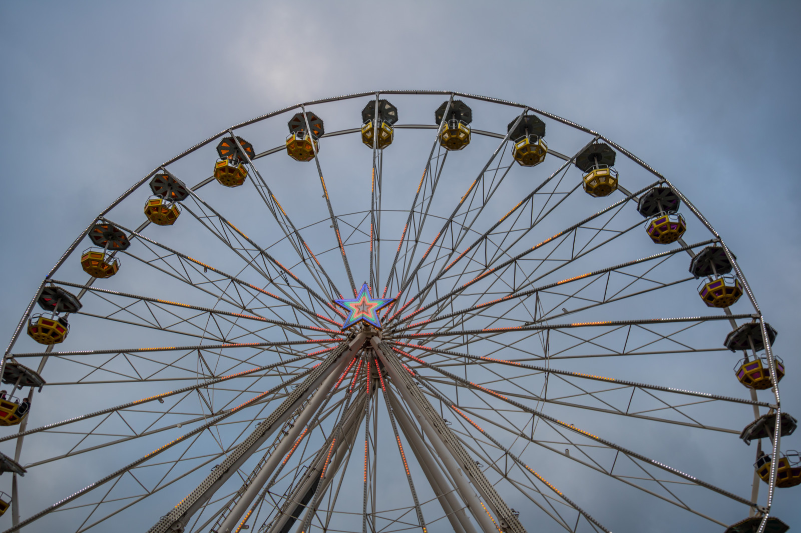 Germania, ruota panoramica, Natale, natale, ruota, negozio natalizio, luglio, Germania, deutschland, rostock, Julmarknad, modello canoneos760d exif, geocountry, Marca fotocamera Canon, Geocity, modello di fotocamera canoneos760d, geostate, geolocalizzazione, Lente exif efs18200mmf3556is, apertura exif 56, exif fare canon, exif ISOSPEED 100, exif focalLength 24 millimetri, Weinachtsmarkt, ricreazione, attrazione turistica, caratteristica geografica, ricreazione all'aperto