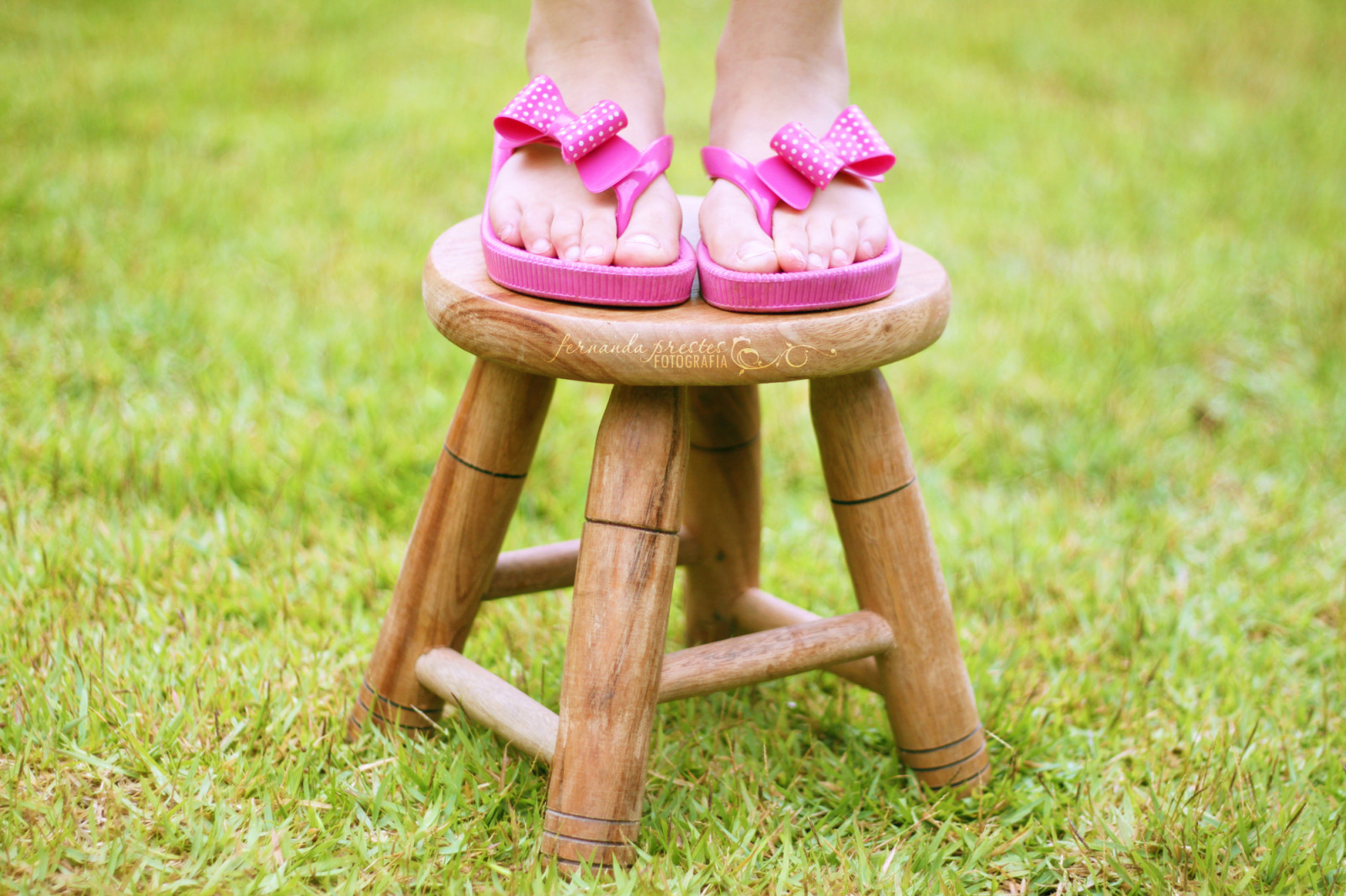 růžový, roztomilý, verde, zelená, Nohy, tráva, lavice, prsty, dítě, sandály, banco, žabky, plastický, puntíky, bolinhas, Grama, Pes, crianca, pondělí, fofo, erotický, Dedinhos, Pl stico, Chinelos, Mocinha, Segundafeira, happybenchmonday