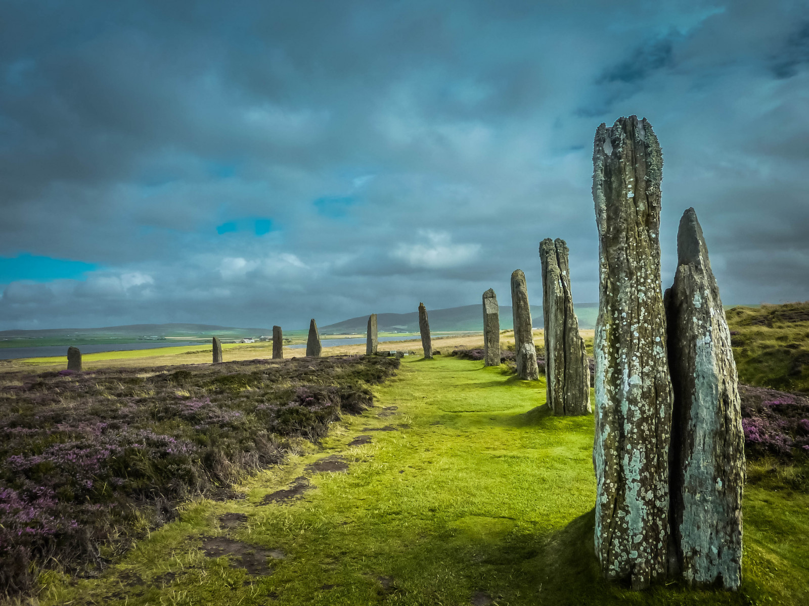 luce del sole, paesaggio, antico, collina, roccia, erba, cielo, campo, Scozia, mattina, orizzonte, cerchio, atmosfera, estate, nube, albero, prateria, pascolo, prato, montanaro, prateria, area rurale, sfondo del computer, fenomeno meteorologico, terraferma, Orkney, stonecircle, neolitico, Henge, standingstones, Brodgar
