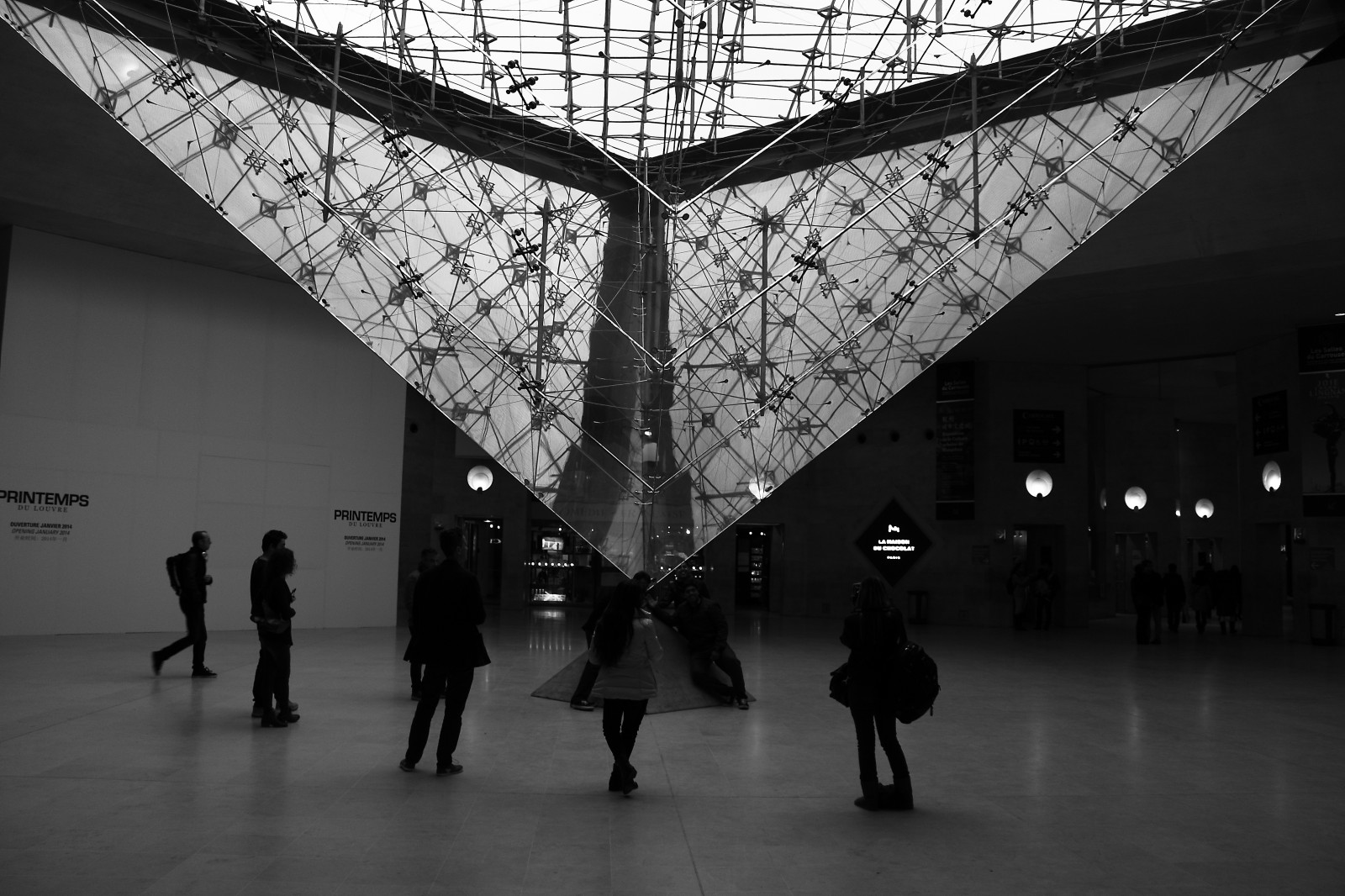 Černá, černobílý, ulice, architektura, městský, budova, fotografování, symetrie, Paříž, Louvre, struktura, infrastruktura, úhel, světlo, Street View, tma, litovat, noiretblanc, blackandwithe, photoderue, urbanarte, photopascalcolin, turistická atrakce, Černý a bílý, monochromatické fotografování, pointe, pyramide, Pyramideinvers e, Souslapointe