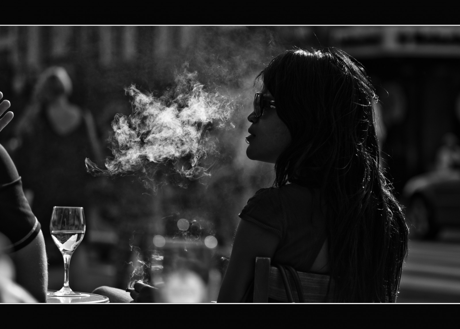 ดำ, รูปถ่าย, ดำและขาว, การถ่ายภาพ, ความมืด, ถ่ายภาพขาวดำ, ภาพรวม, อารมณ์, หญิงสาว, มนุษย์, ขาวดำ, สนุก, สูบบุหรี่, กลางคืน, ฟิล์มนัวร์, เที่ยงคืน, ฉาก