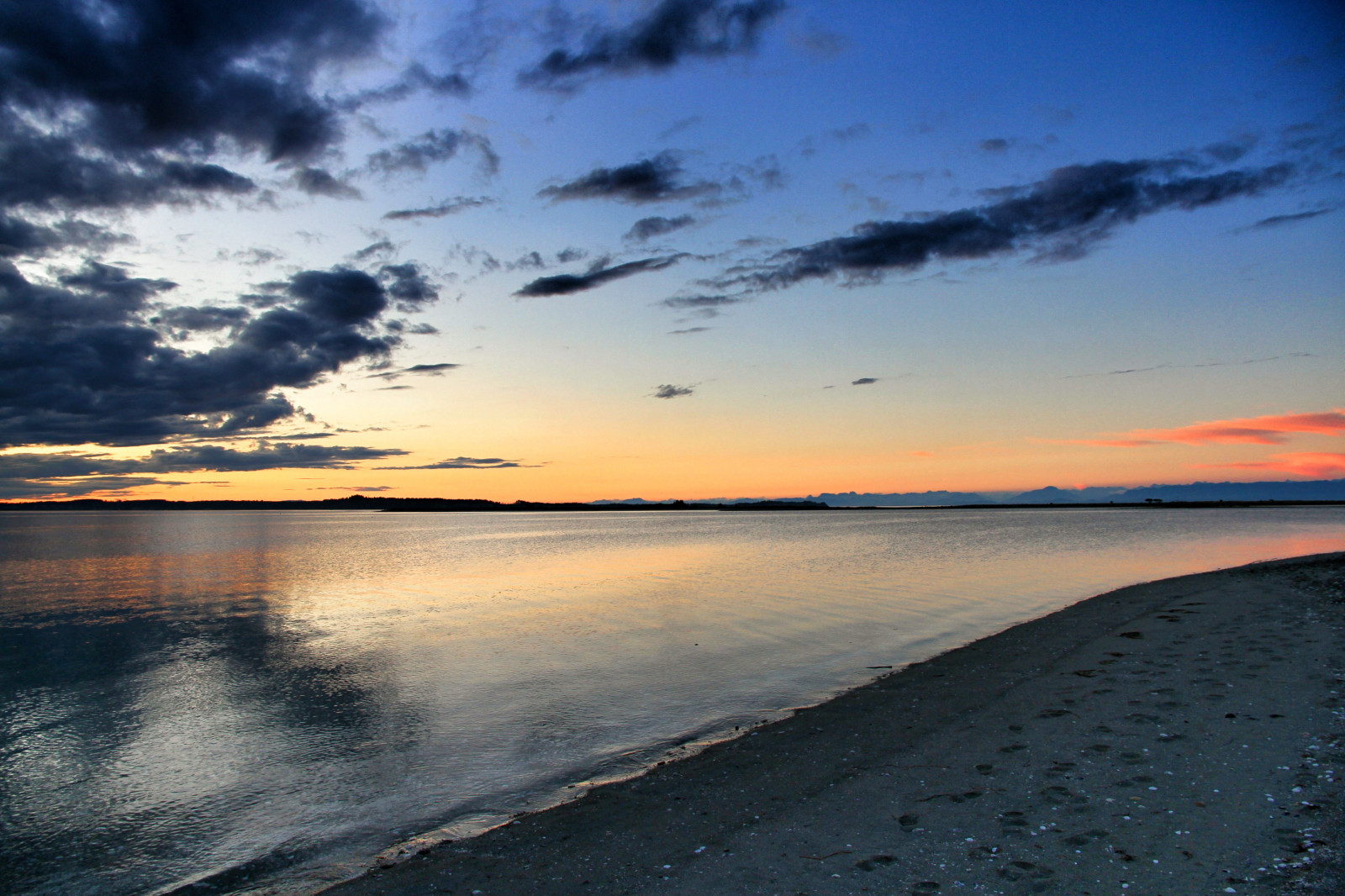slunečnímu záření, západ slunce, moře, záliv, pobřeží, písek, odraz, nebe, pláž, svítání, večer, ráno, pobřeží, slunce, horizont, Kanada, ostrov, údolí, soumrak, Pharaoh, 2014, mrak, strom, svítání, oceán, vlna, před naším letopočtem, odlesk, tělo z vody, mořská vlna, Comox
