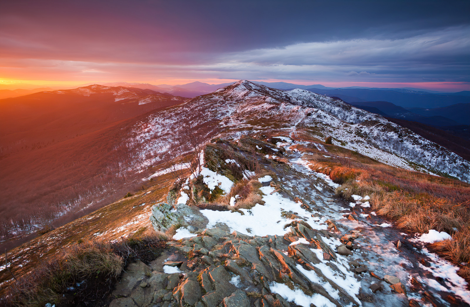 nebe, mrak, atmosféra, hora, ekoregion, světlo, vysočina, sníh, svět, Natural landscape, sklon, strom, zmrazení, horských reliéf, Terén, krajina, pohoří, dřevo, ledová landform, rostlina, geologický fenomén, kopec, horizont, Formace, masiv, silnice, zima, stanice hill, klesl, geologie, údolí, hřbet, plošina, svítání, Skála, divočina, soumrak, vrcholek, odlesk, večer, noc, západ slunce, les, tundra, kupa, Arte, svítání, Alpy, nunatak, sopečný landform, badlands