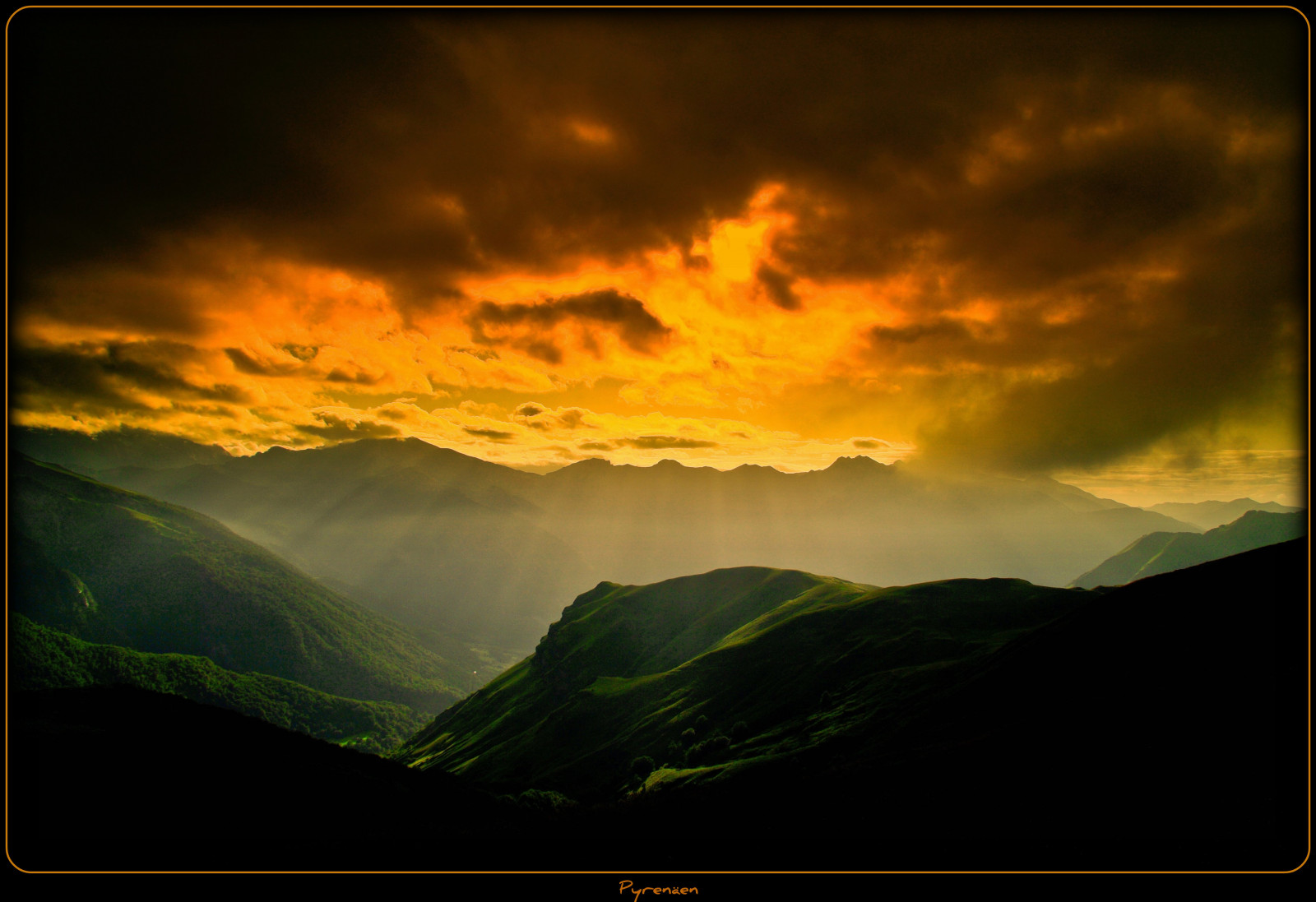 slunečnímu záření, krajina, západ slunce, noc, kopec, Příroda, nebe, mraky, svítání, večer, ráno, slunce, horizont, atmosféra, soumrak, UMĚNÍ, paprsek, mrak, západ slunce, hora, svítání, elitegalleryaoi, tma, prostý, tvořivý, platinumheartaward, theunforgettablepictures, bestcapturesaoi, platinumphoto, artofimages, Frankreich, thebestofday, g n neniyisi, Oberberg, platinumsuperstar, vanagram, pyren en, eneing, atmosférický jev, počítač tapeta, odlesk, horských reliéf