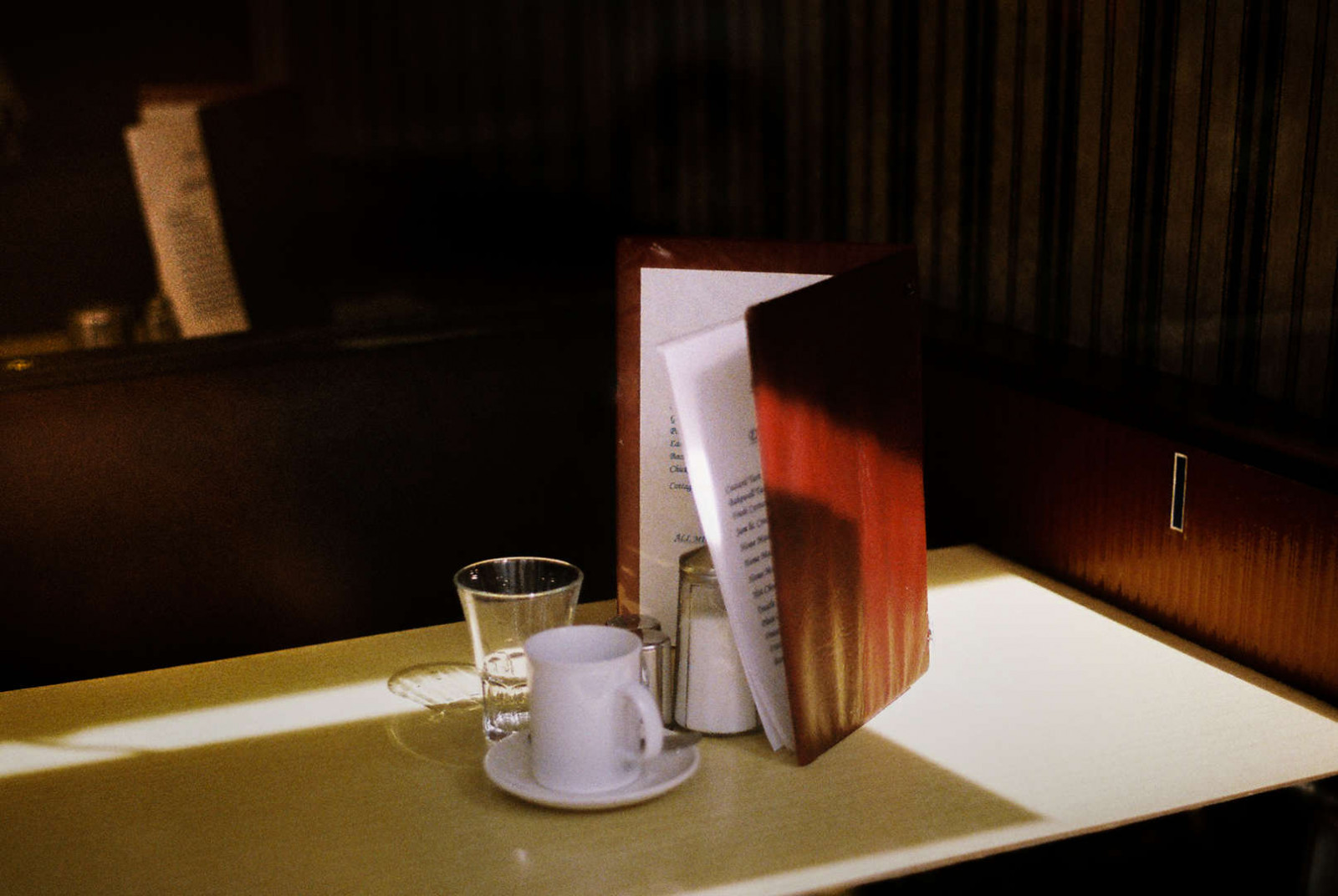 เงา, ตาราง, ดื่ม, กระจก, ถ้วย, ร้านอาหาร, การออกแบบตกแต่งภายใน, 35 นาที, Pentax, เมซ่า, เบา, 50 มม, ผม, คาเฟ่, ภาพยนตร์, เมนู, อะนาล็อก, แก้ว, เฟอร์นิเจอร์, Vaso, ลูซ, ถ่ายภาพนิ่ง, อาซาฮี, pelicula, restaurante, ondaocho, ทาซา, carta, product design