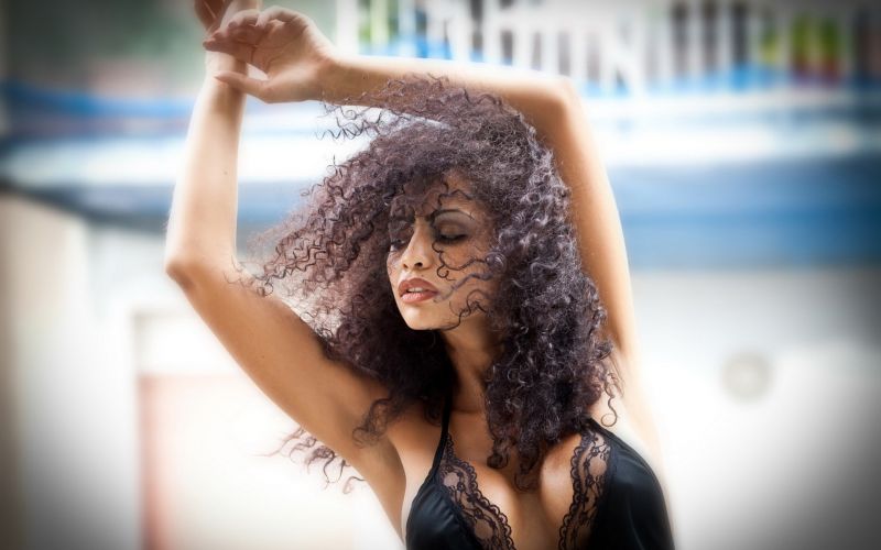 femmes,portrait,cheveux bouclés,maquette,Tenues noires,cheveux noirs