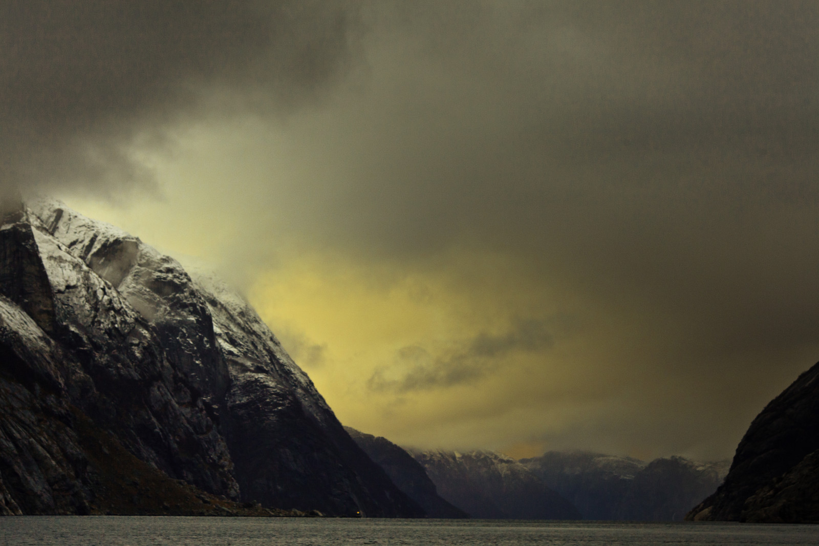 solljus, landskap, kulle, sjö, vatten, sten, natur, himmel, Norge, flod, horisont, atmosfär, nationalpark, fjord, vildmark, mount scenery, ljud, sjö distriktet, Terräng, moln, träd, Berg, norge, rogaland, högland, loch, dator tapet, bergiga landforms, bergskedja, glacial landform, meteorologiska fenomen, föll, fenomen, Ryfylke, Lysefjorden