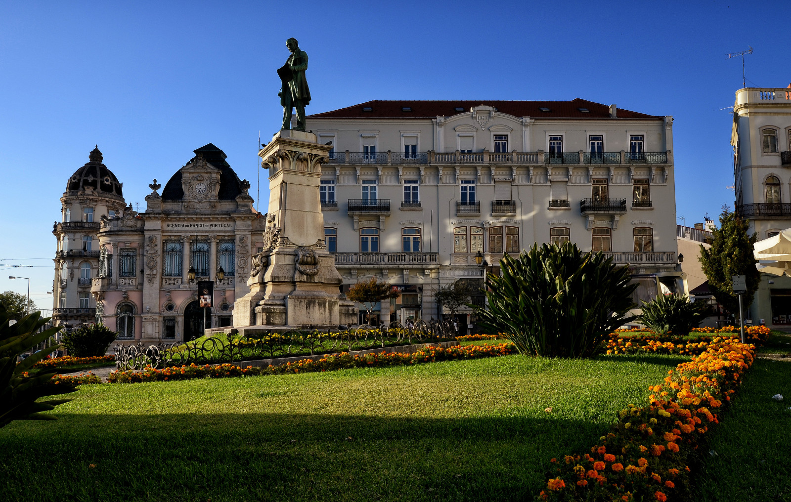 paesaggio, vecchio, fiori, città, architettura, costruzione, erba, cielo, parco, casa, Turismo, castello, storico, piazza, soleggiato, Europa, la piazza cittadina, Banca, occidentale, Pubblico, Portogallo, palazzo, monumento, chateau, tenuta, albero, giorno, pianta, chiaro, plaza, casa, villa, punto di riferimento, dimora, facciata, attrazione turistica, sito storico, tour, una casa maestosa, Coimbra, Maniero, architettura medievale, national trust for places of historic interest or natural beauty