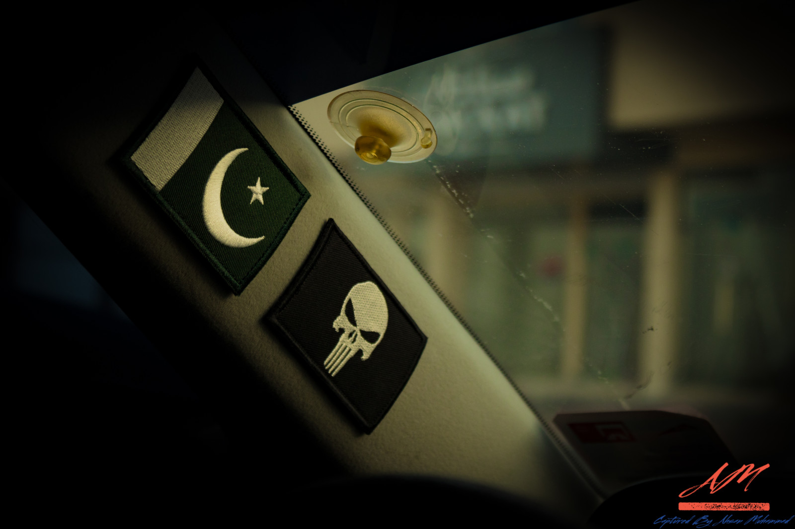 automotive Lighting, automobilového designu, automobilový exteriér, font, Tints and shades, osobní luxusní automobil, motorové vozidlo, vozidlo, kapuce, čelní sklo, zrcadlo automotive, luxusní vůz, tma, sklenka, událost, pokoj, místnost, logo, vehicle door, auto part, značka, grafika, rodinný vůz, uhlík, kov, svítidlo, kruh, automotive část okna, noc, strop, střední velikost auta, nárazník