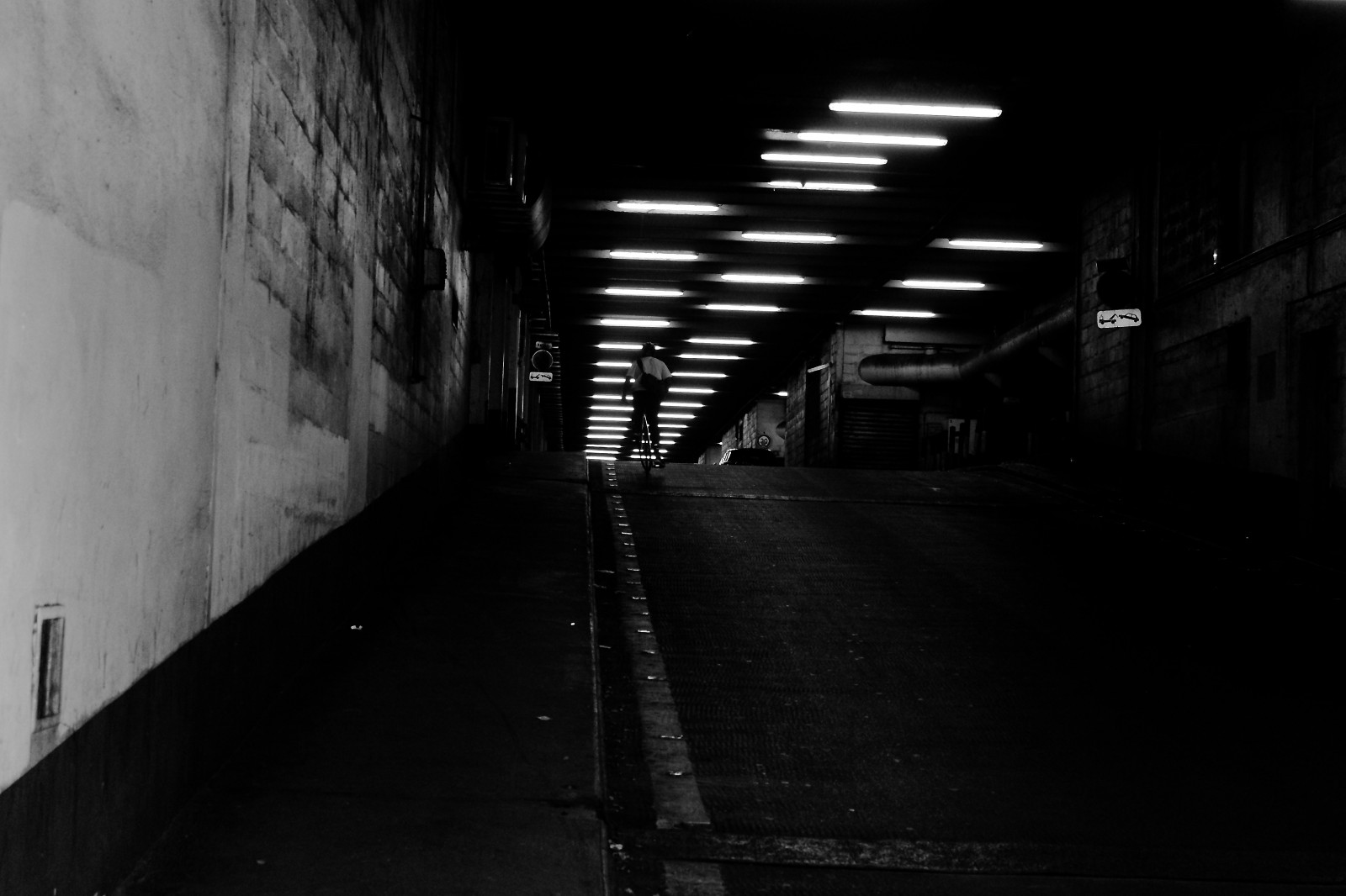 Černá, černobílý, ulice, architektura, městský, fotografování, atmosféra, tunel, metro, Noir, parkoviště, infrastruktura, úhel, Velo, světlo, alej, kolo, Street View, čára, tma, litovat, noiretblanc, blackandwithe, photoderue, momentka, urbanarte, paris13, photopascalcolin, Černý a bílý, monochromatické fotografování, Film noir, denní osvětlení, fixed link