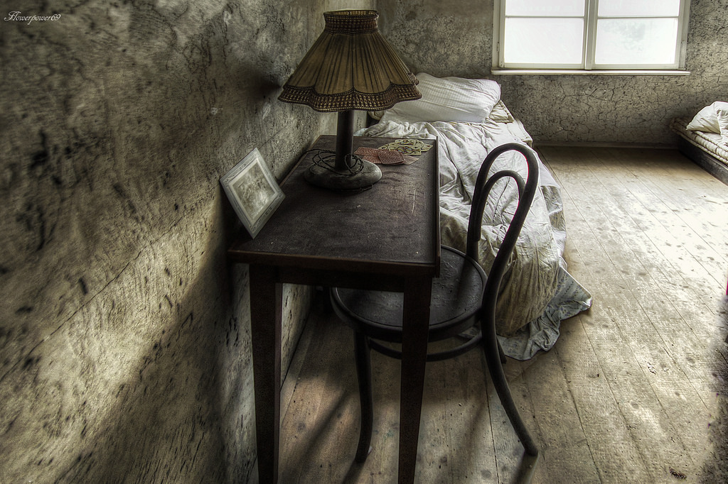 starý, městský, opuštěný, stůl, židle, Ztracený, rozklad, průzkum, alt, urbex, patro, podlaha, dno, místo, místa, nábytek, marode, zapomenutý, rozpadající, verlassen, verfallen, kaputt, vergessen