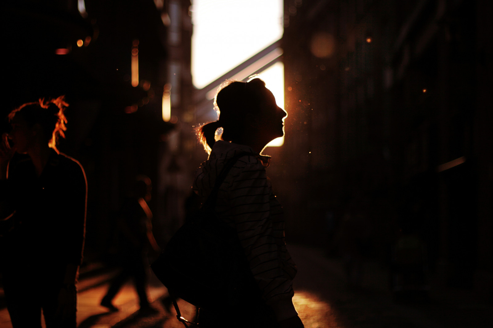 Londýn, lidé, západ slunce, ulice, noc, kopec, Červené, nebe, stín, silueta, profil, Anglie, večer, oheň, most, Nohy, Kánon, koňský ohon, prach, zadní, bokeh, chůze, půlnoc, událost, 2012, Coda, Viaggio, Tramonto, světlo, 50mm, měkký, dívka, narozeniny, muž, osvětlení, dof, zábava, plamen, tma, výlet, rosso, dav, chloupky, strada, persone, eos, ragazza, štika, ponte, 14, controluce, Capelli, Británie, 400D, Temže, performance, piedi, Inghilterra, compleanno, profilo, placka, Towerbridge, tamigi, morbido, Irma, Passeggiando, Sfuocatura, Pulviscolo