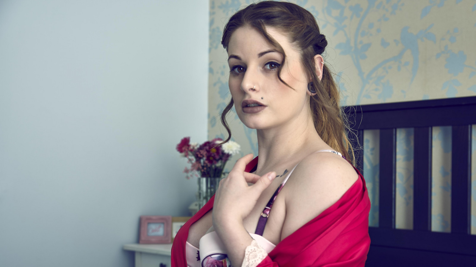Rebecca Lotus suicide, piercing, barna, fehérnemű