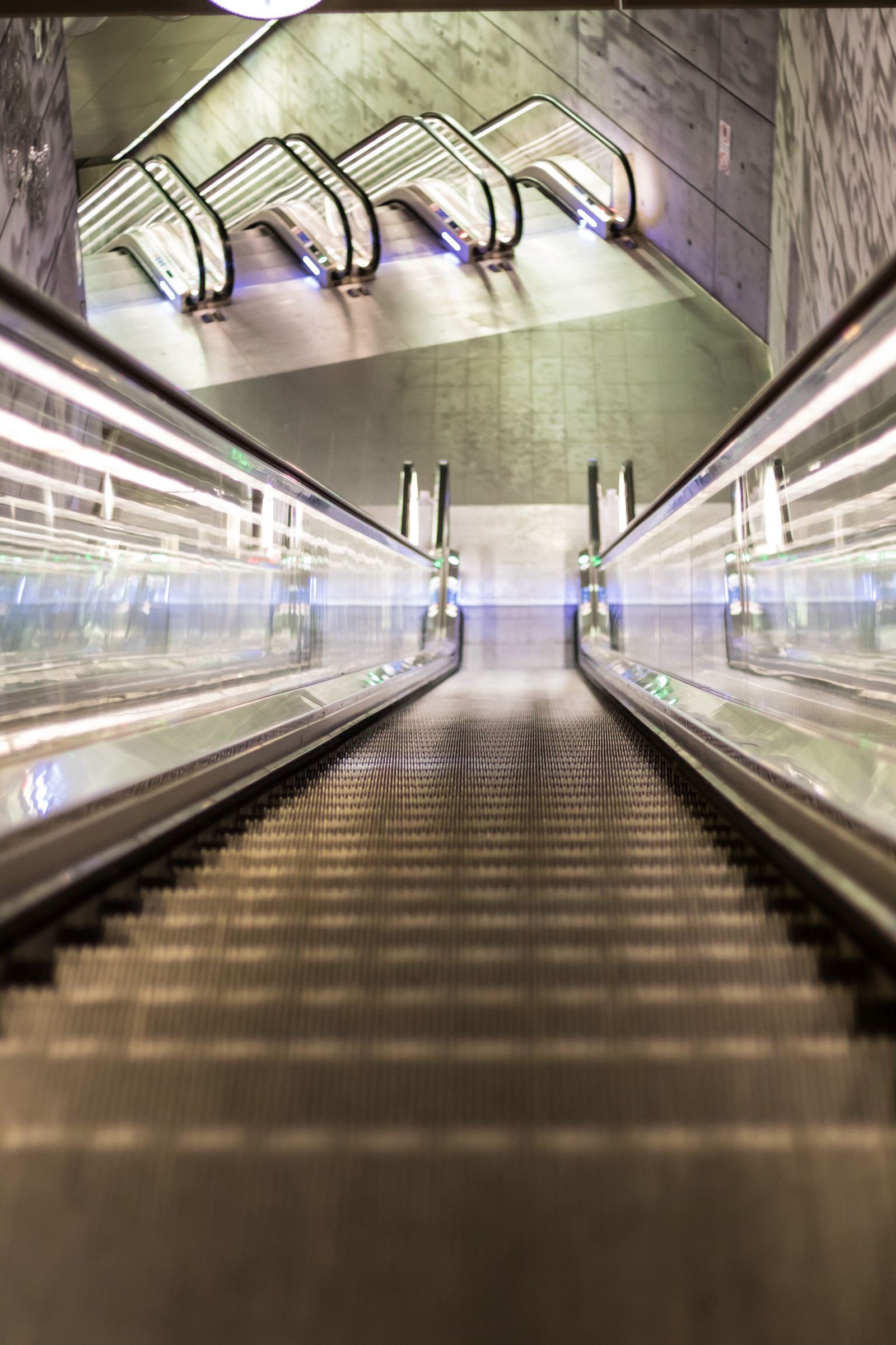 noc, symetrie, jezdící schody, metro, doprava, infrastruktura, rychlá přeprava, stanice, vlakové nádraží, Triangeln, Malmo, t gstation, rulltrappa, gatufoto, nightphotography, Natt, v noci, exif modelu canoneos760d, geocountry, Kamera aby kánon, geocity, Model fotoaparátu canoneos760d, geostate, geolocation, exif aby kánon, exif isospeed 1250, exif focallength 50mm, EXIF ef50mmf18stm čočka, EXIF otvor 20, streetphotography, nattfotografering, eskalátory, veřejná doprava, stanice metra