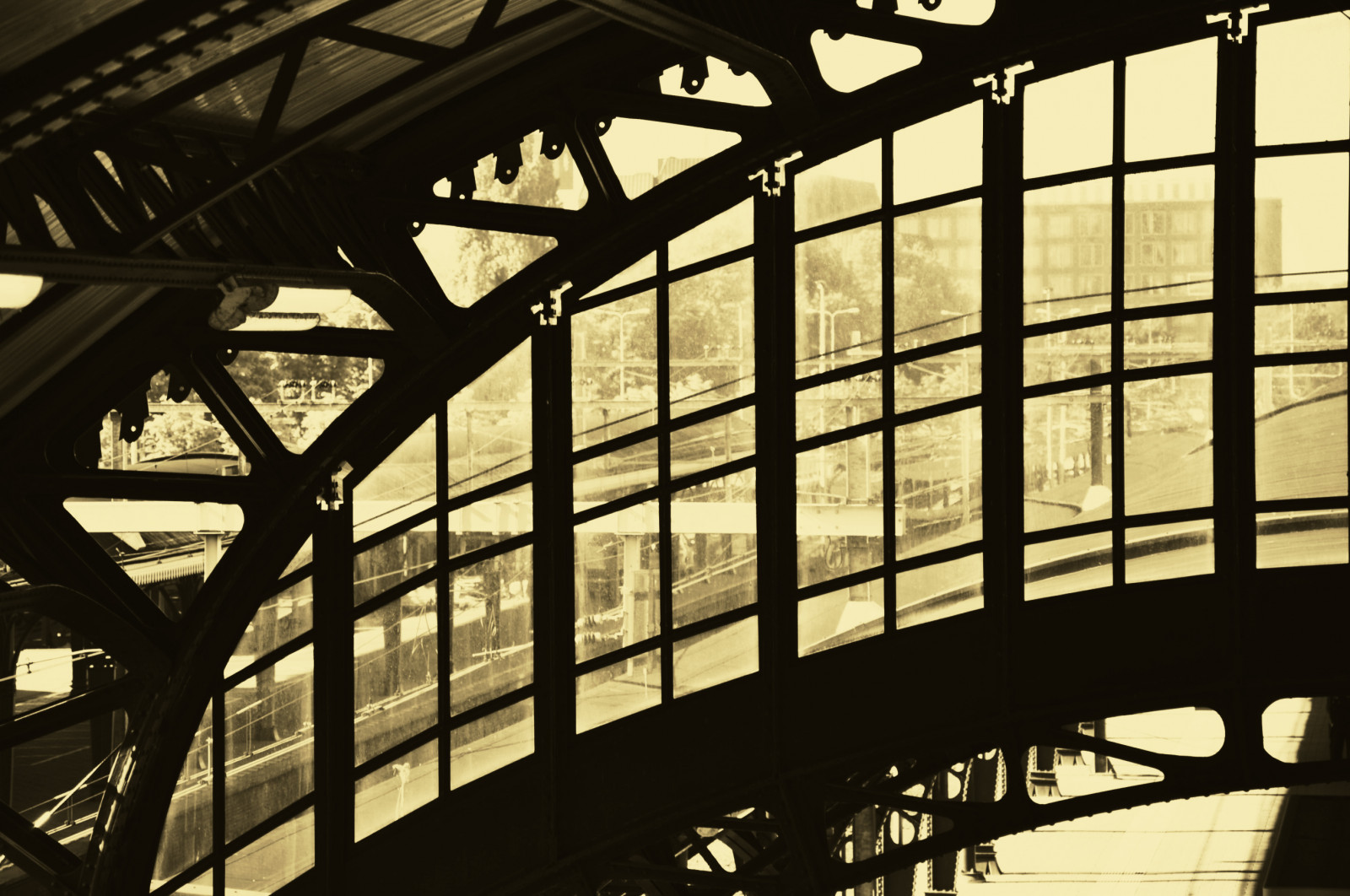 sollys, monokrom, vindue, by, arkitektur, afspejling, symmetri, glas, sepia, linjer, dagslys, industriel, 2010, detaljer, lys, station, udsigt, jern, huse, form, mønstre, design, tag, linje, abigfave, thenetherlands, d90, kurver, nikond90, shertogenbosch, northbrabant, byområde, railwaystations, linescurves, materialisme