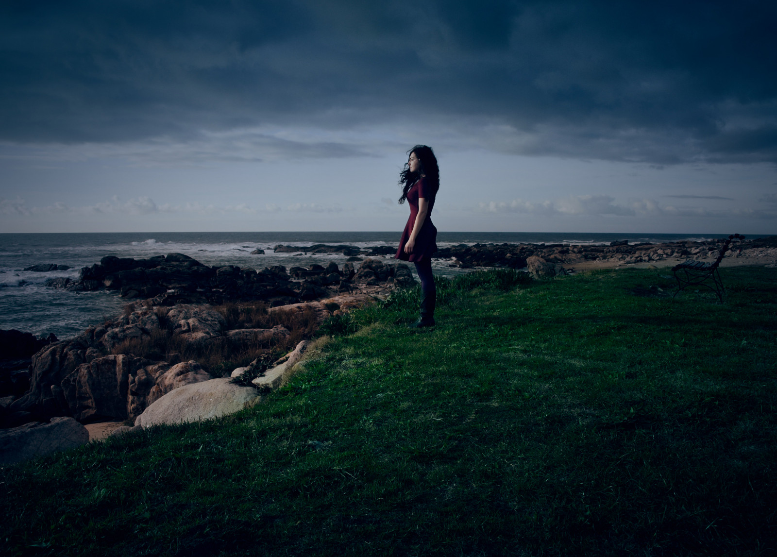 natur, ocean, hav, Atlantic, vand, bølger, kyst, kyst, Portugal, Europa, kvinde, pige, en, solo, peron, portræt, selvportræt, landskab, mørk, skygger, constrast, farver, regnfuld, skyer, himmel, græs, fin kunst, kunstnerisk, udtryk, følelsesbetonet, følelser, mujer, femenino, naturaleza, Oceano, agua, nubes, autorretrato, portrait, legeme, natura, krajobraz, Portugalia, atlantyk, niebo, portret, model