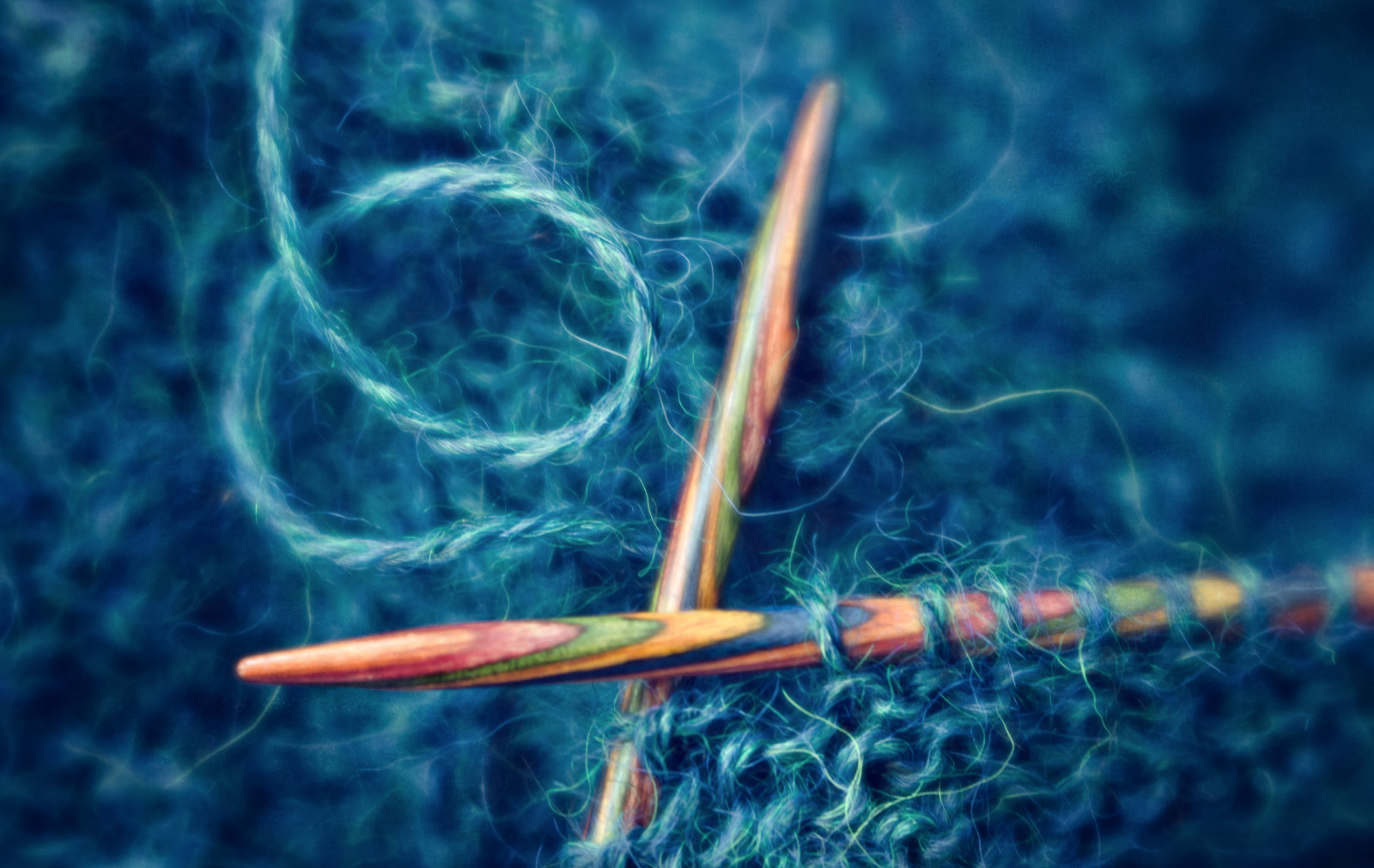 anneworner, nel mezzo, Lensbaby, macromondays, Sweet35, alpaca, blu, avvicinamento, mestiere, bene, fingerling, sfocato, maglia, maglieria, Ferri da maglia, macro, morbido, variegato, di legno, filato