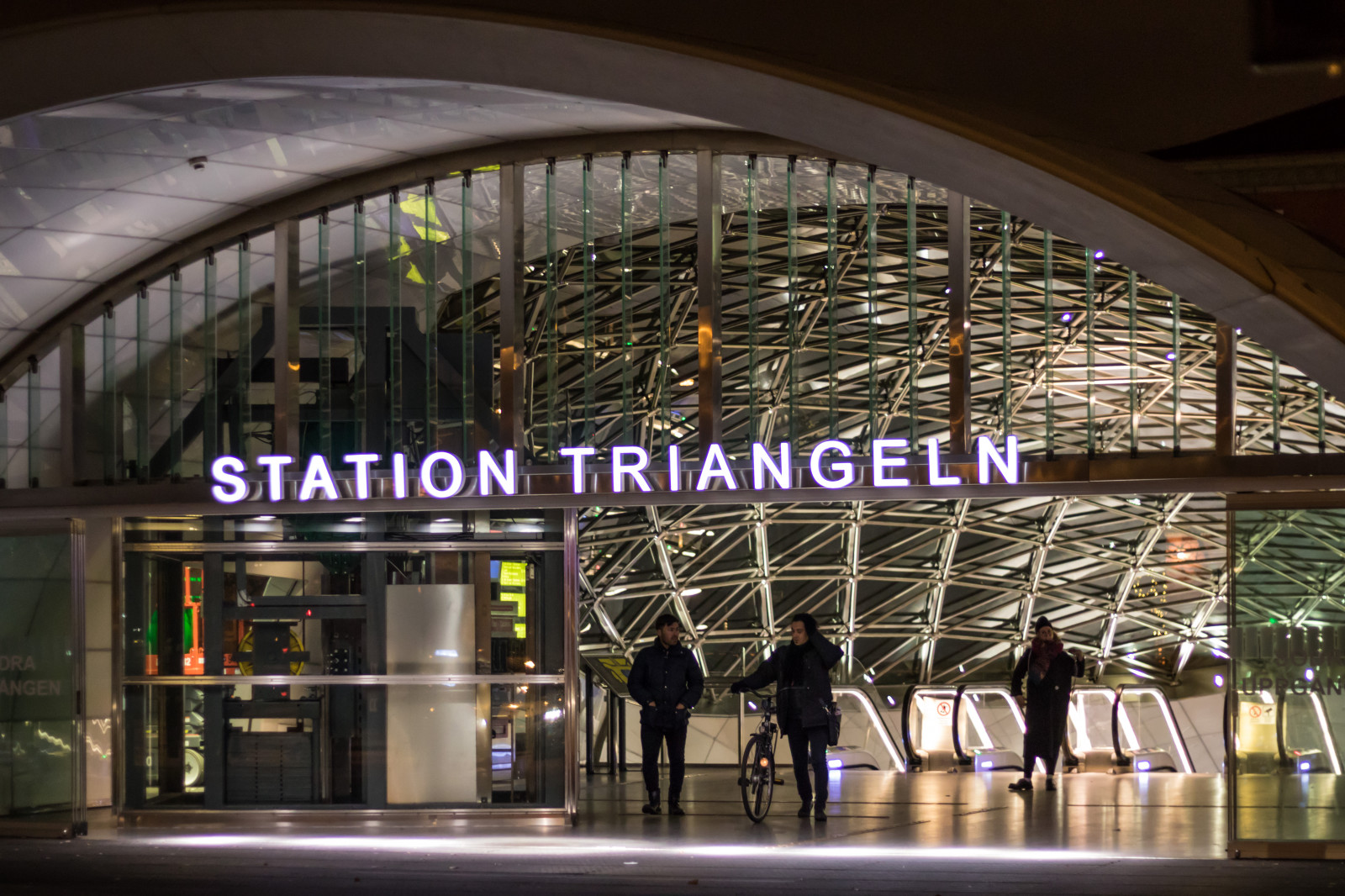 กลางคืน, สถาปัตยกรรม, อาคาร, สถานี, สถานีรถไฟ, triangeln, มัลโม, t gstation, Gatufoto, nightphotography, natt, ตอนกลางคืน, พลาซ่า, exif model canoneos760d, ประเทศธรณีวิทยา, กล้องทำให้ Canon, geocity, กล้องรุ่น canoneos760d, geostate, ตำแหน่งทางภูมิศาสตร์, exif ทำให้ canon, exif isospeed 1250, exif focallength 50 มม, เลนส์ Exif EF50mmf18stm, รูรับแสง 20, streetphotography, nattfotografering, ขายปลีก, แหล่งดึงดูดนักท่องเที่ยว, การขนส่งสาธารณะ, ศูนย์การประชุม, ห้างสรรพสินค้า