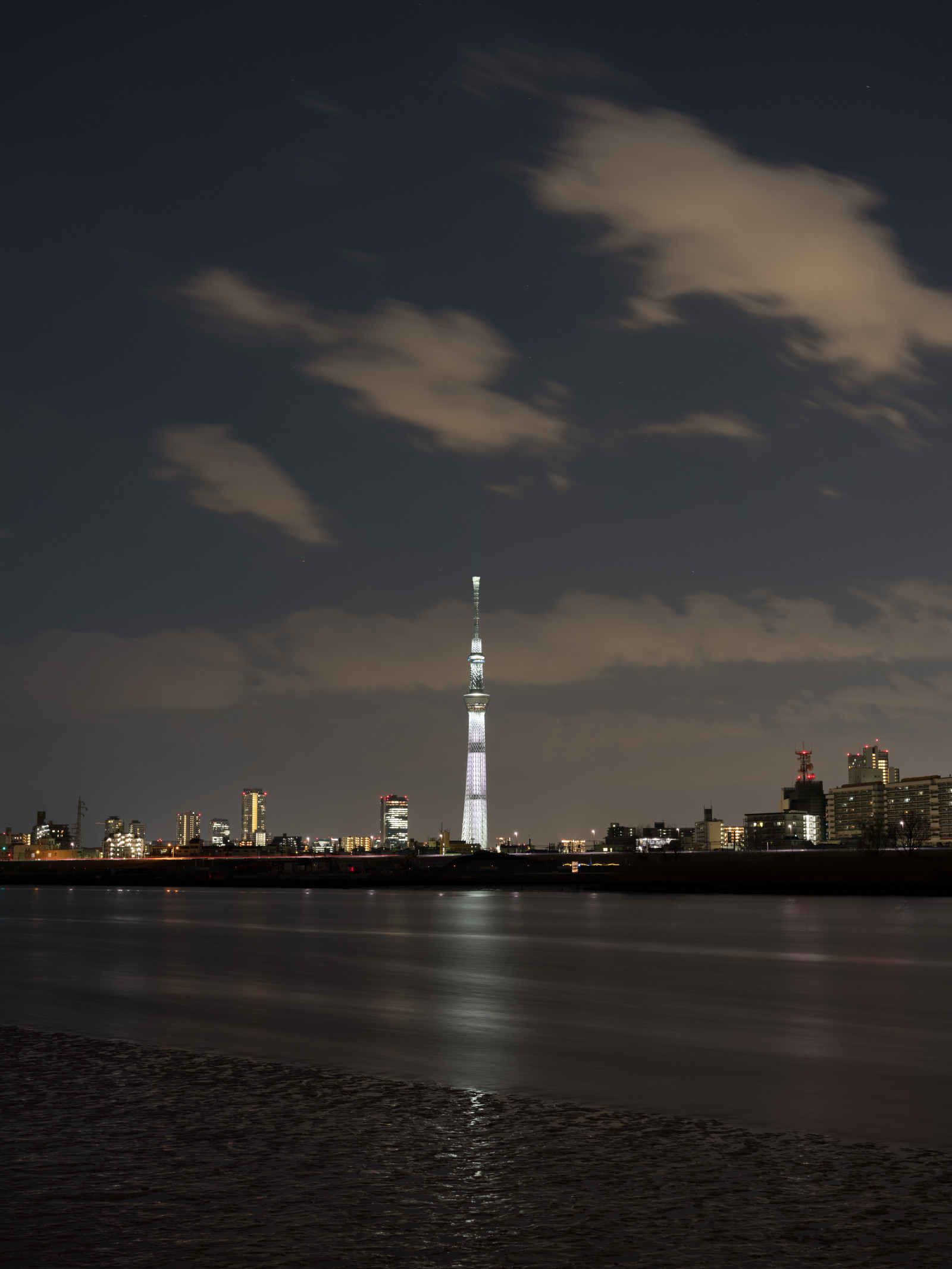 Japonsko, západ slunce, moře, město, panoráma města, noc, architektura, odraz, nebe, panoráma, mrakodrap, večer, věž, horizont, soumrak, Tokio, Fujifilm, jp, Skytree, světlo, mrak, svítání, osvětlené, osvětlení, fuji, tma, Fujinon, gf, gf63mm, gf63mmf28rwr, gfx, gfx50s, mezník, Tokyo Sky Tree, whitelighting, horikiri, Atmosféra Země, lidské osídlení