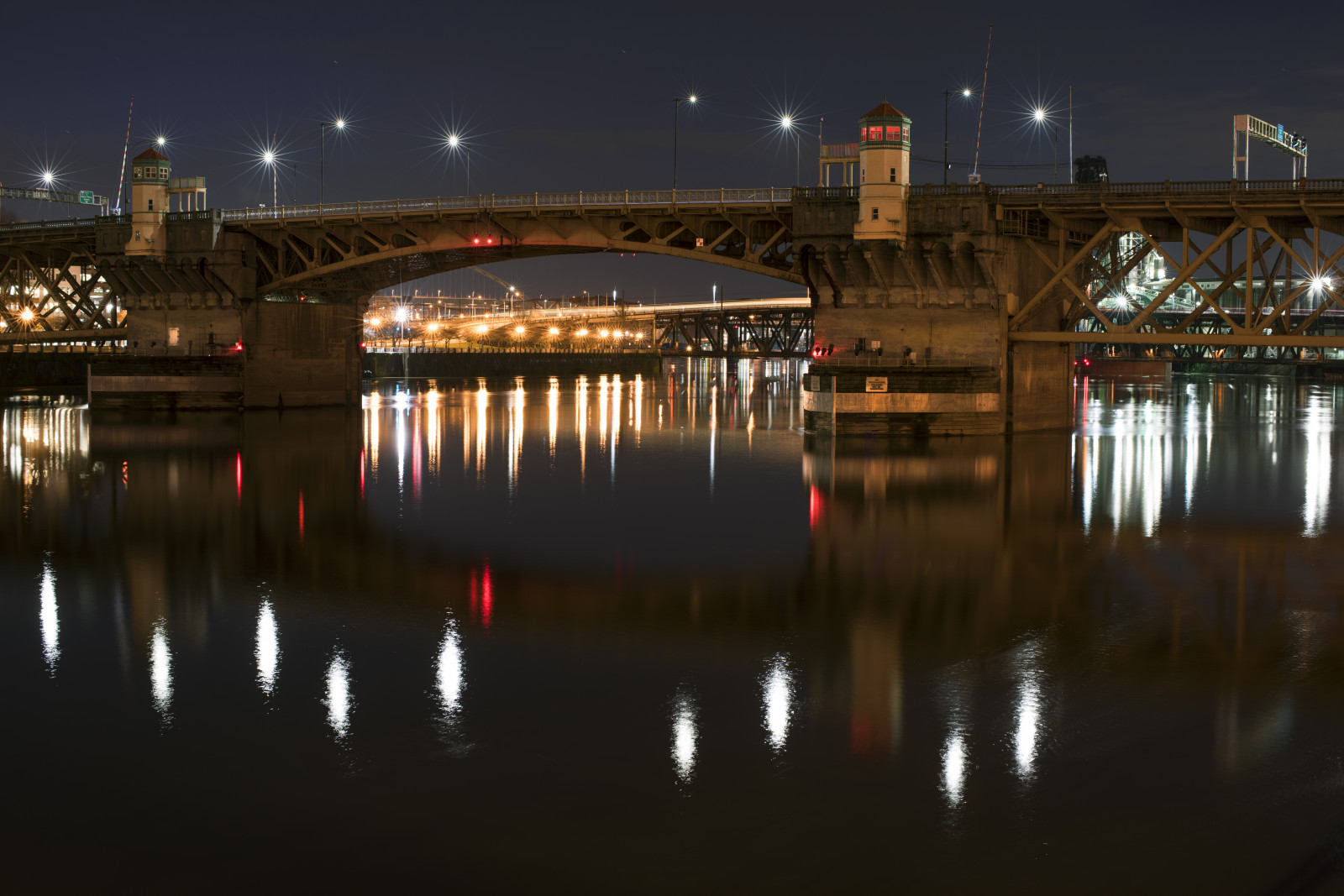 odraz, noc, most, voda, mezník, město, řeka, struktura, panoráma města, večer, osvětlení, nebe, metropole, panoráma, Metropolitní oblast, tma, fixed link, centrum, soumrak