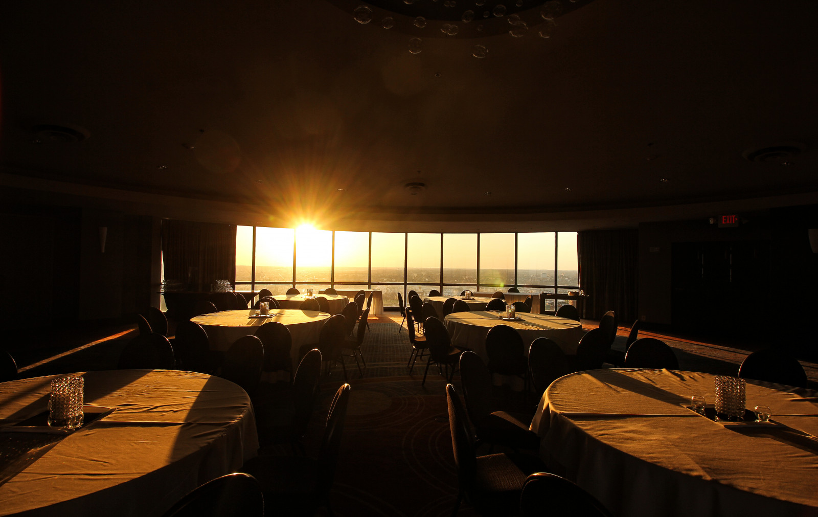 solnedgang, nat, afspejling, tabel, aften, Sol, horisont, restaurant, skumring, Indretning, Afslut, balsal, dug, lys, stråler, udsigt, belysning, tabeller, vinduer, burst, rund, stole, mørke, auditorium